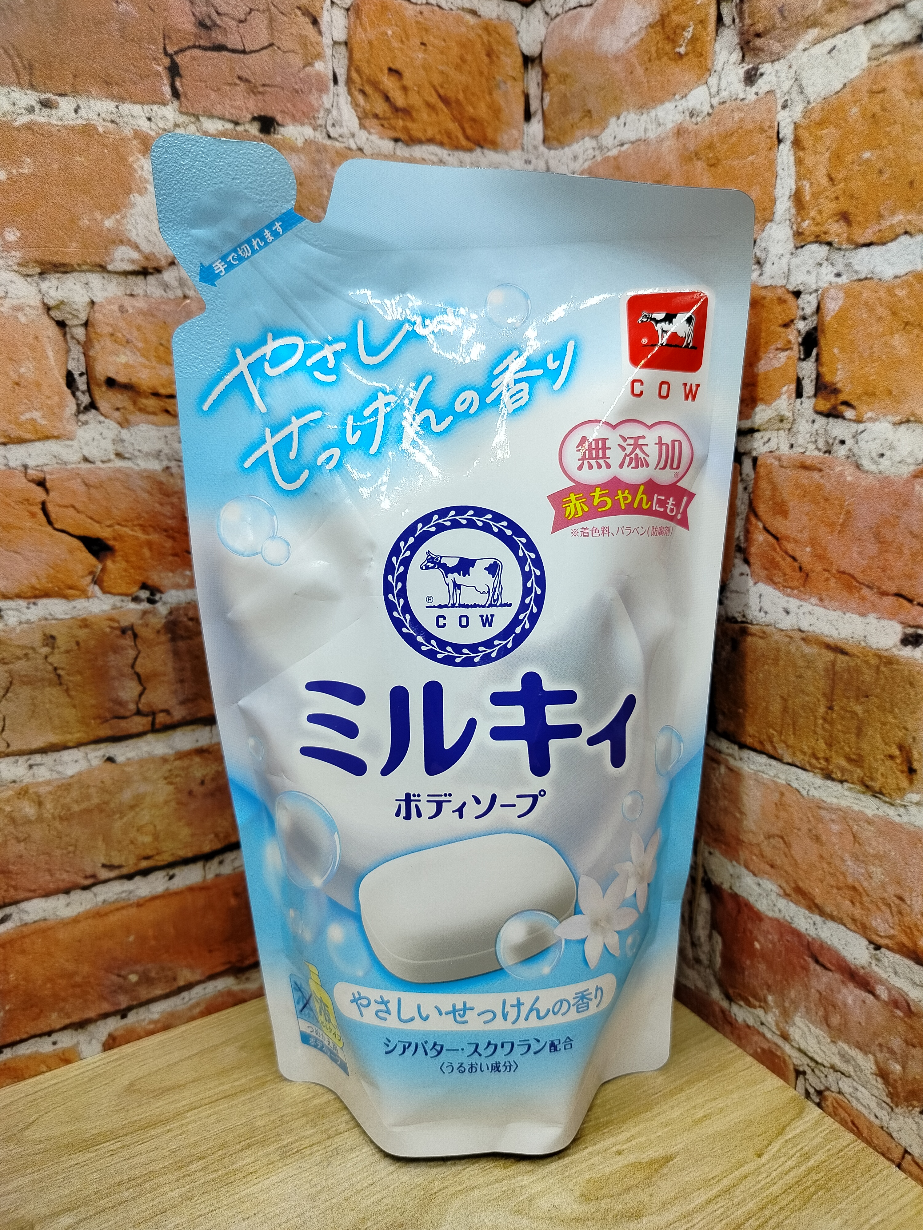 Cow Brand Milky body Soap Жидкое мыло для тела с керамидами и молочными протеинами аромат цветочного мыла 360 мл запасной блок