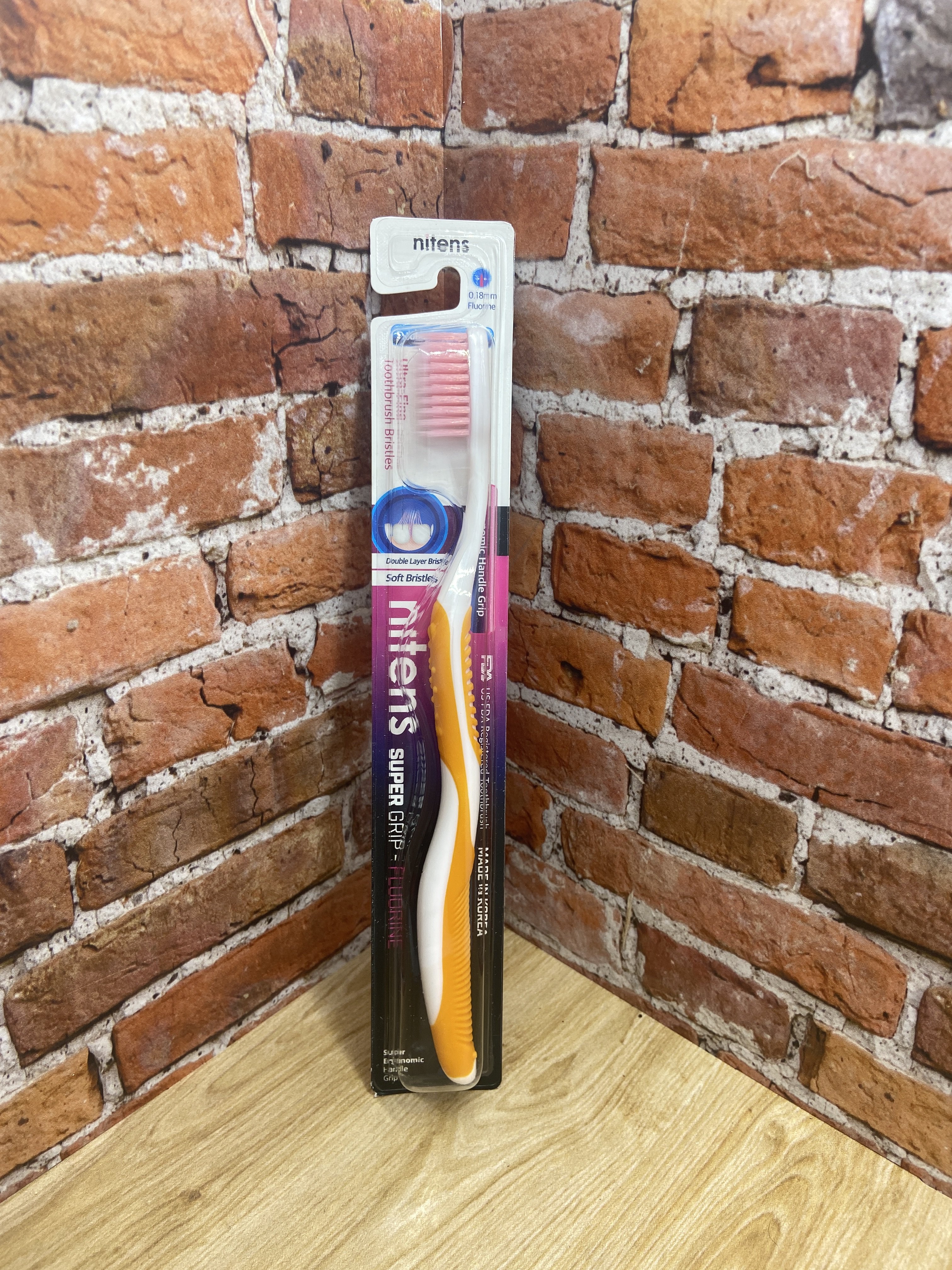 Dental Care Nitens Super Grip Fluorine Зубная щетка с фтором и сверхтонкой двойной щетиной средней и мягкой жесткости