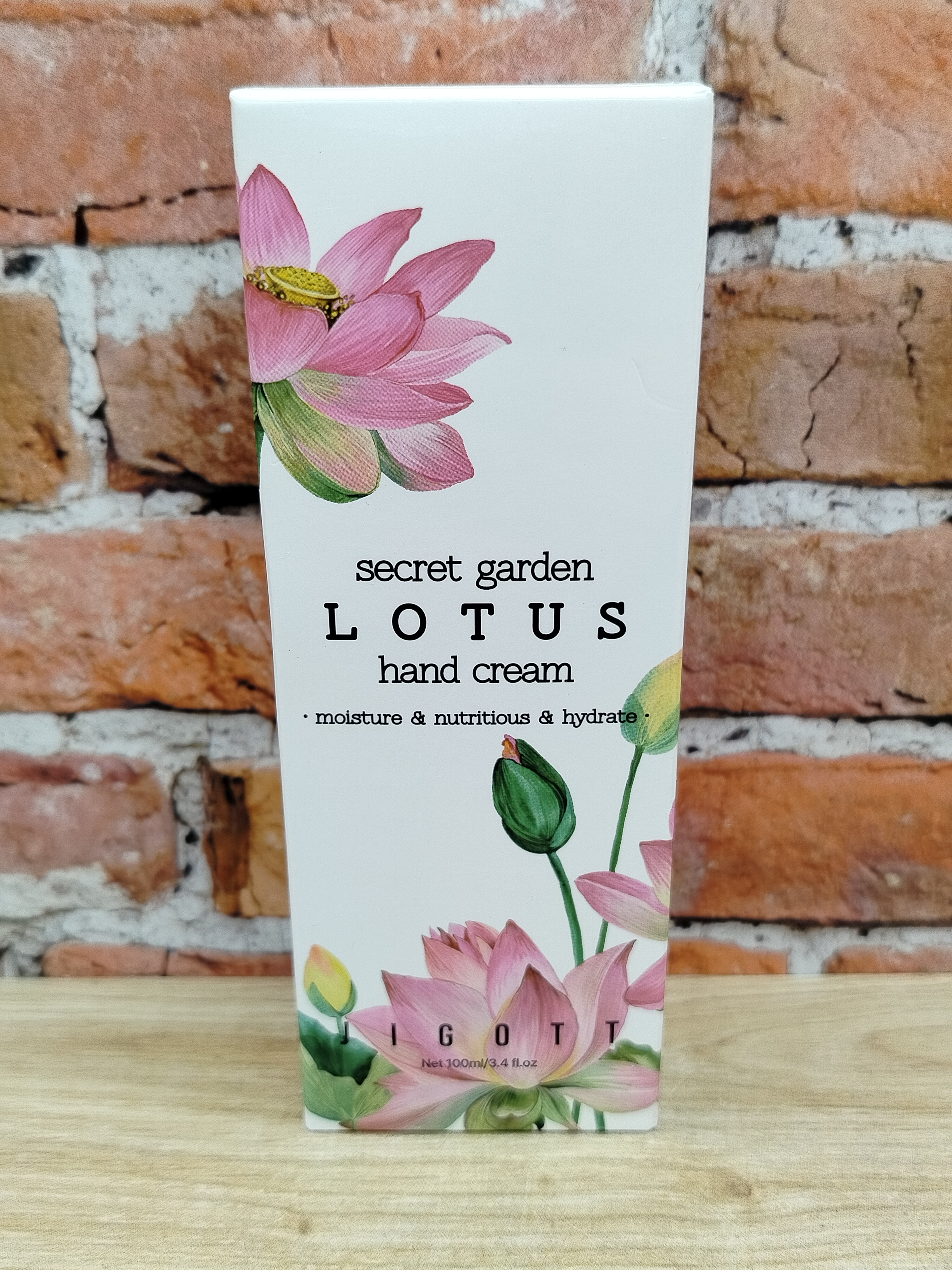 Jigott Secret Garden Hand Cream Lotos Крем для рук питательный и увлажняющий с ароматом Лотоса 100 мл