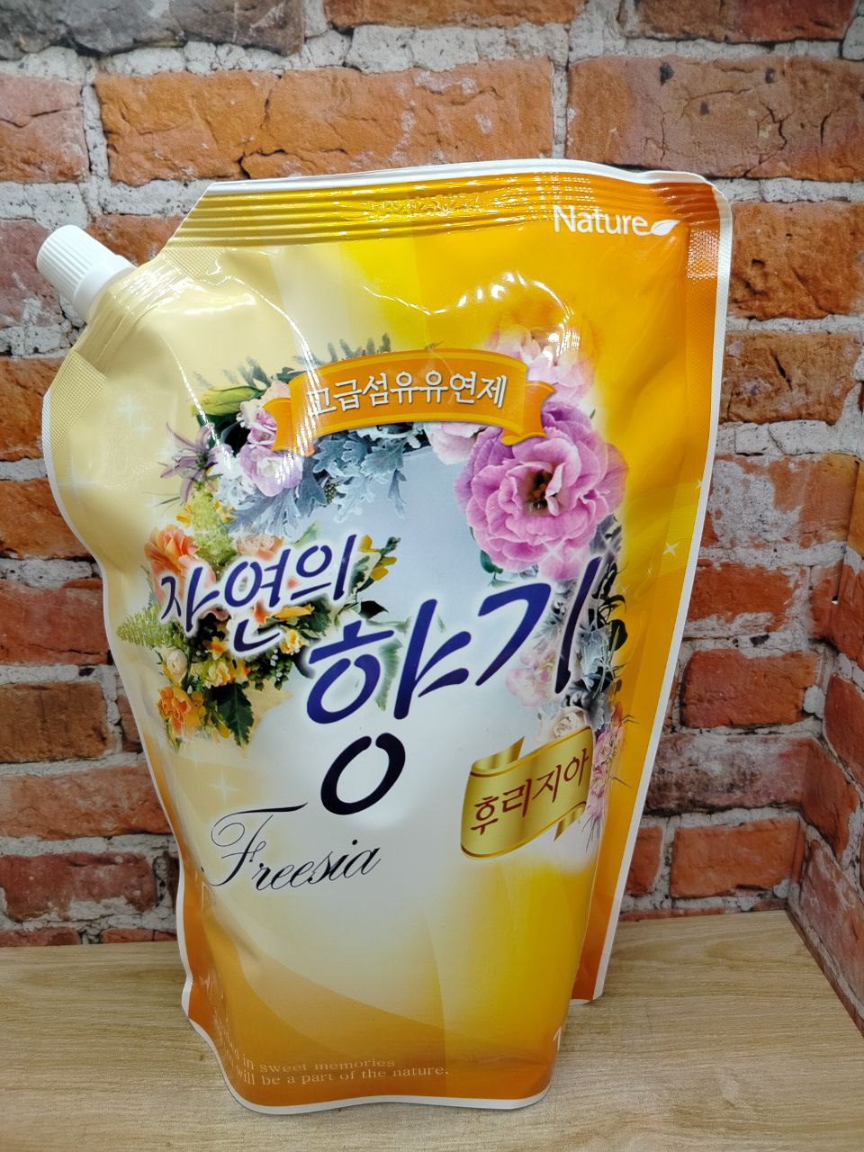 Nature Fabric Softener Fresia Кондиционер для белья с ароматом Фрезии 1300 мл на 65 стирок запасной блок