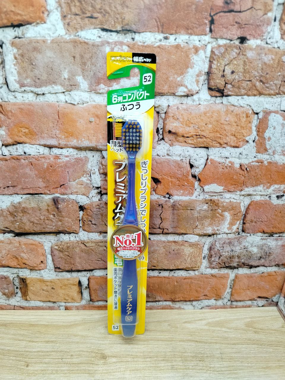 Ebisu Зубная щетка с широкой V-образной чистящей головкой из комбинированного ворса в 6 рядов и утонченными кончиками № 52 Средней жесткости