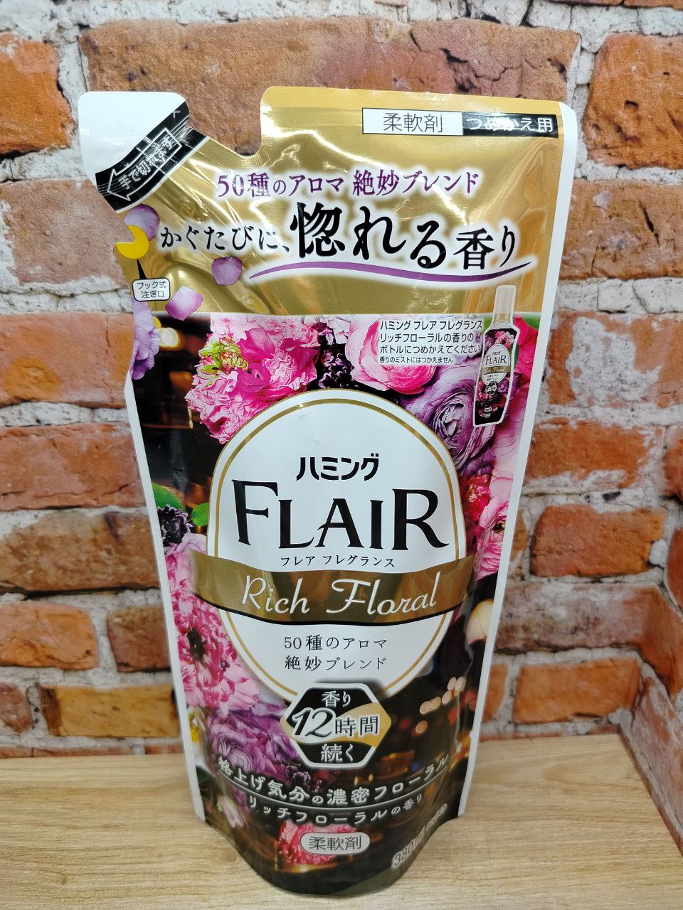 Kao Flair Fragrance Rich Floral Кондиционер для белья с антибактериальным эффектом с ароматом Изящный букет 380 мл запасной блок