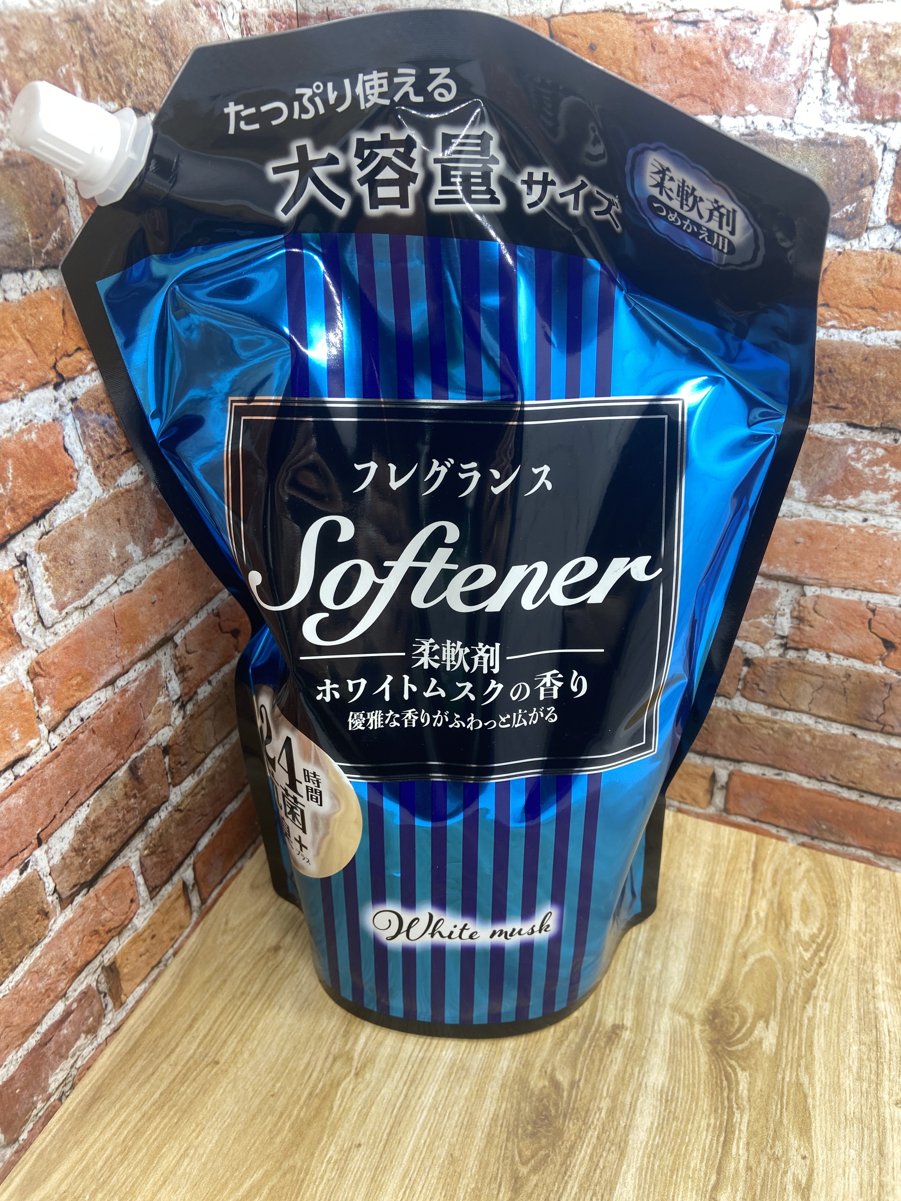 Nihon Softener White Musk Кондиционер для белья с ароматом белого мускуса 1080 мл в мягкой упаковке