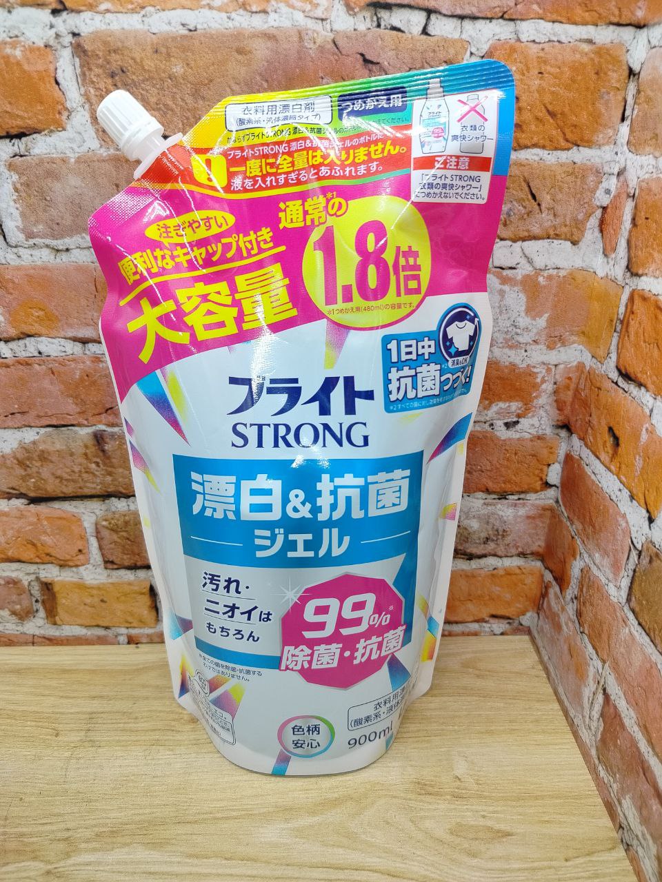 Lion Bright Strong Гель-отбеливатель кислородный для стройких загрязнений Супер Яркость с антибактериальным эффектом 900 мл в мягкой упаковке