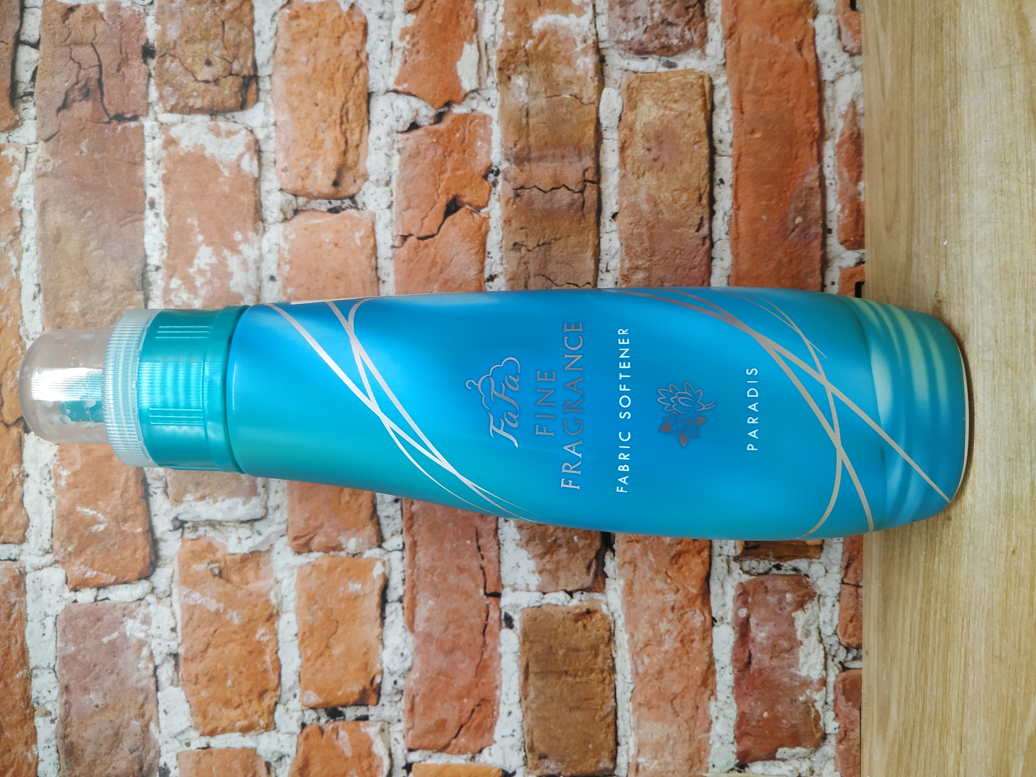 Nissan FaFa Fine Fragrance Paradis Кондиционер для белья с ароматом зеленого яблока, туберозы и жасмина 570 мл