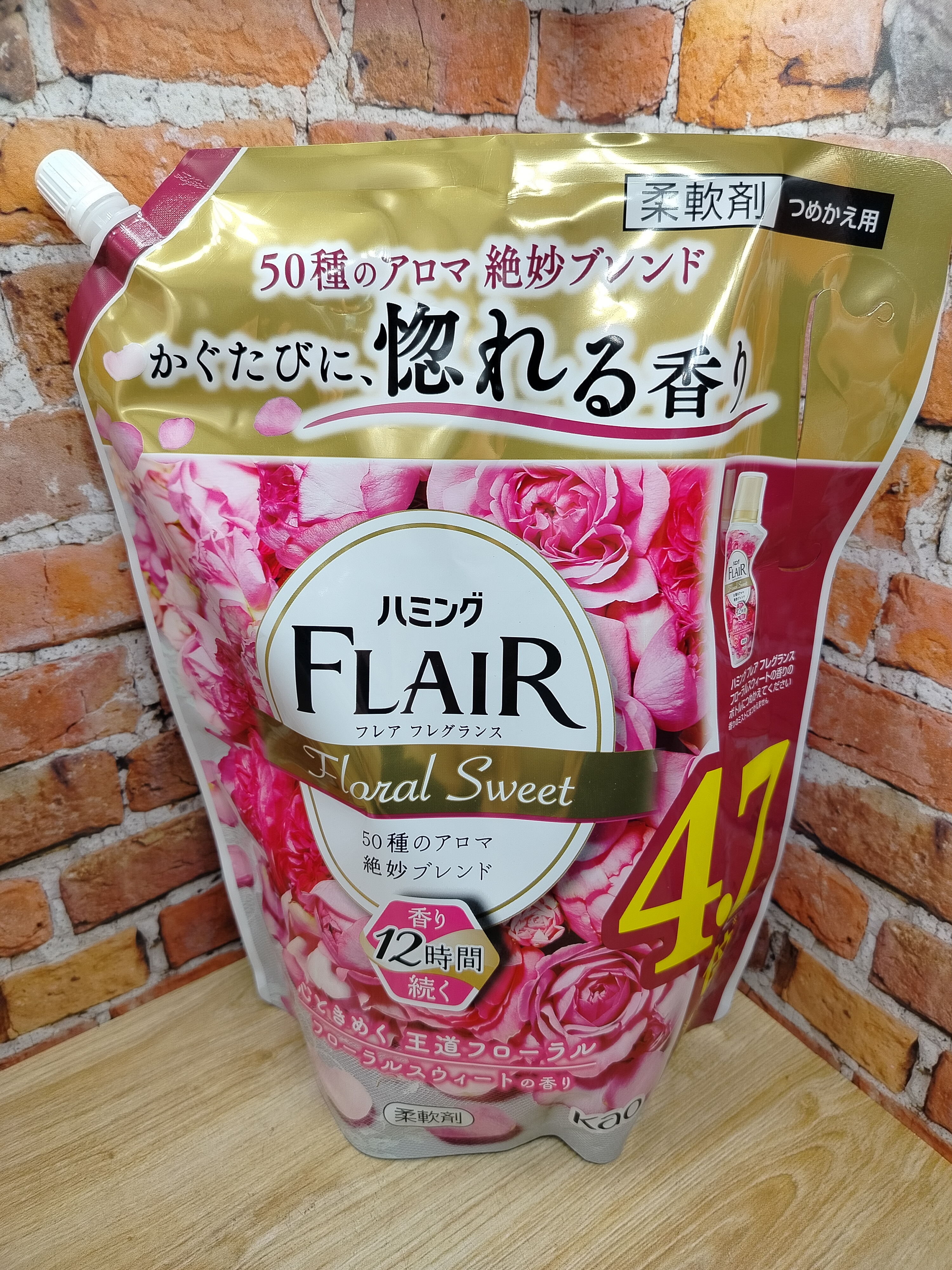 Kao Flair Fragrance Floral Sweet Кондиционер для белья с антибактериальным эффектом со сладким цветочным ароматом 1800 мл в мягкой упаковке