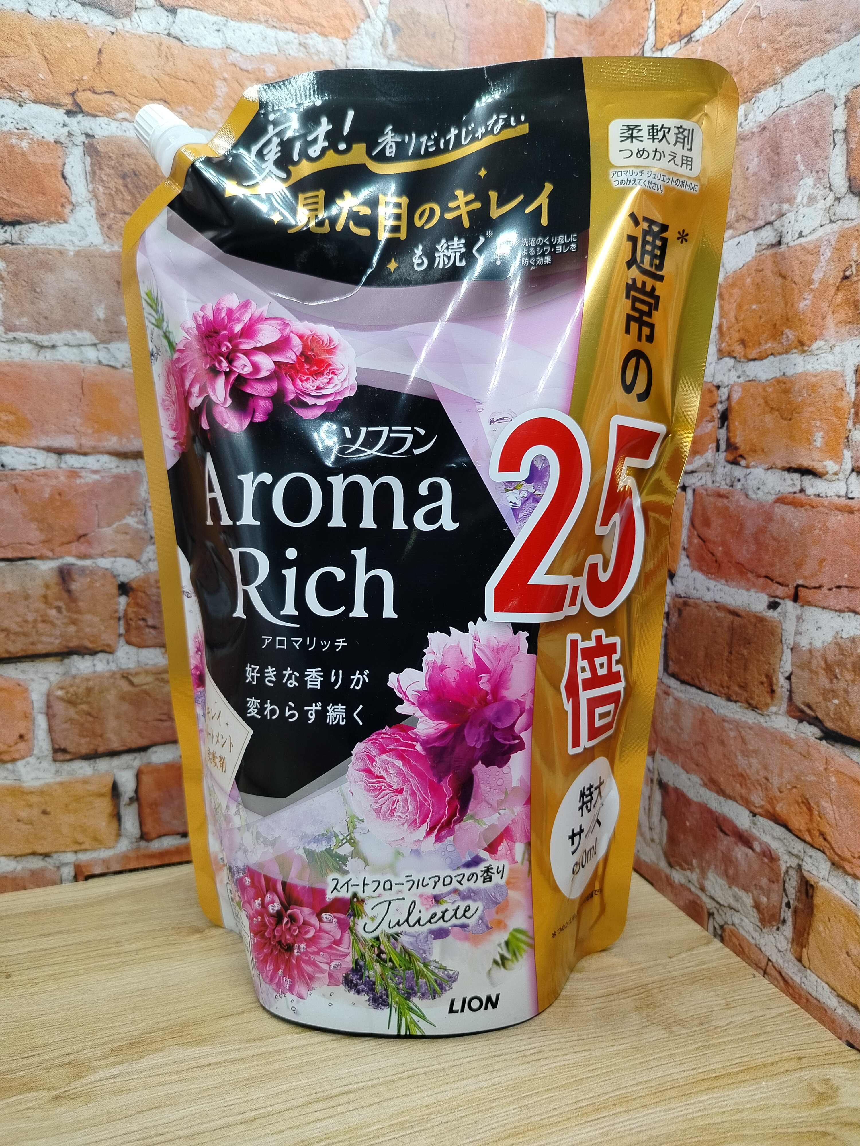 Lion Soflan Aroma Rich Juliette Кондиционер для белья с натуральными ароматическими маслами 950 мл в мягкой упаковке