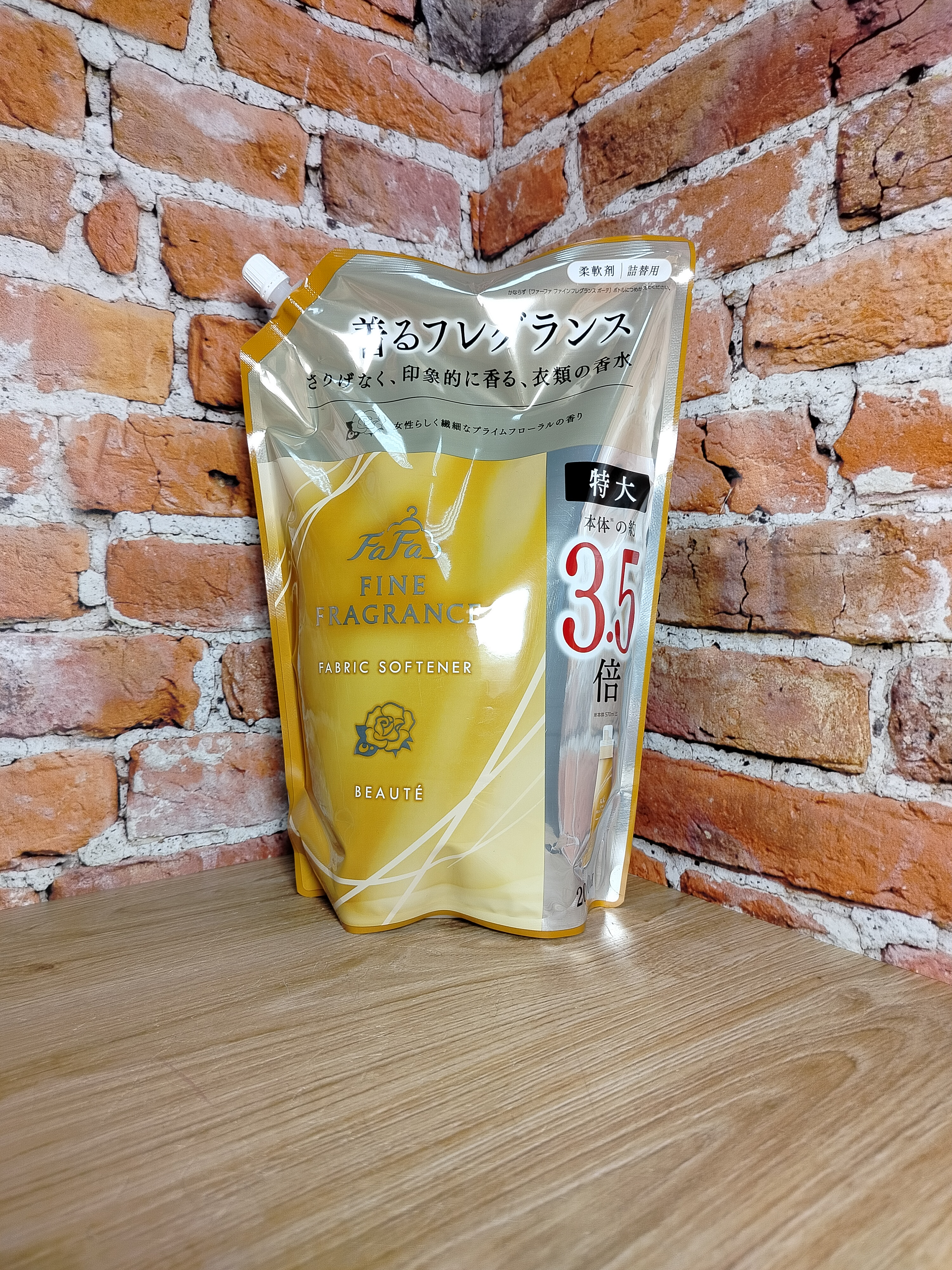 Nissan FaFa Fine Fragrance Beaute Кондиционер для белья с ароматом персика, розы и жасмина 2000 мл в мягкой упаковке