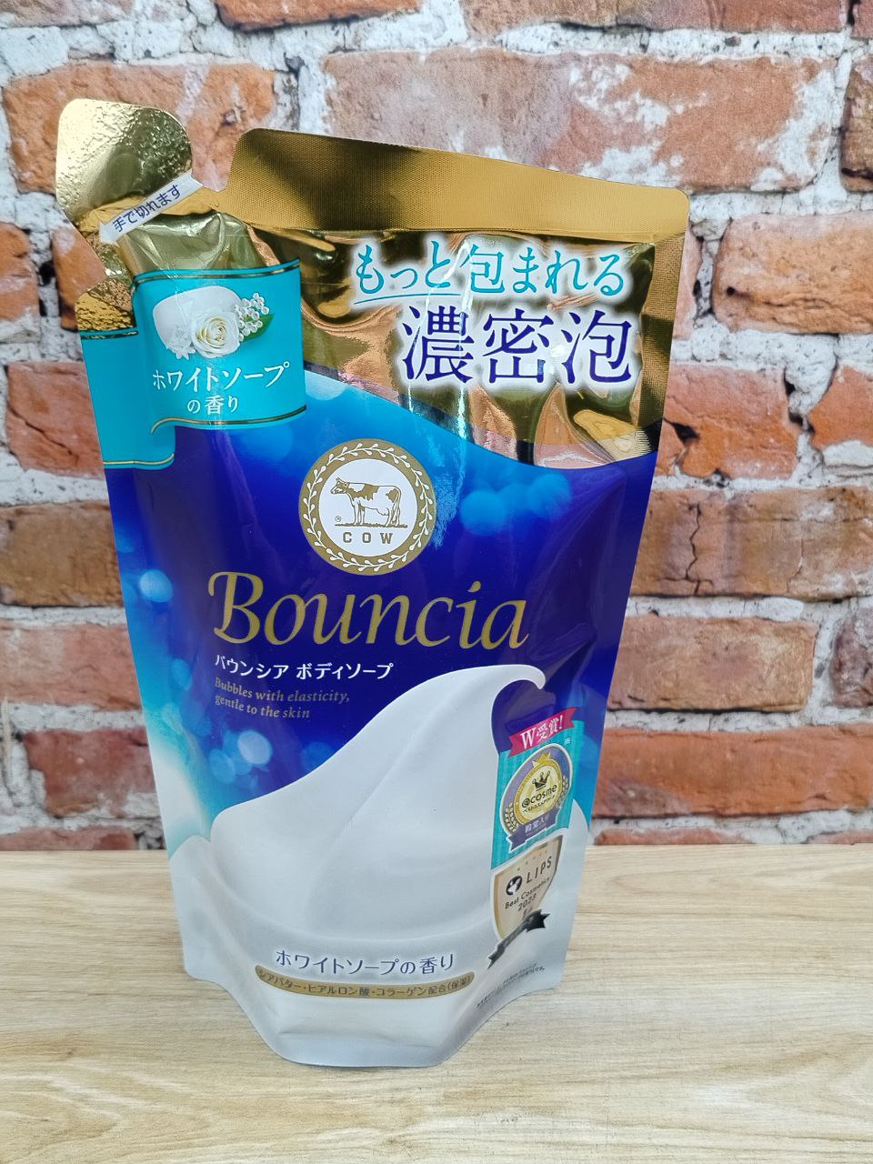 Cow Brand Bouncia Сливочное жидкое мыло для рук и тела с гиалуроновой кислотой и коллагеном аромат свежести 360 мл запасной блок