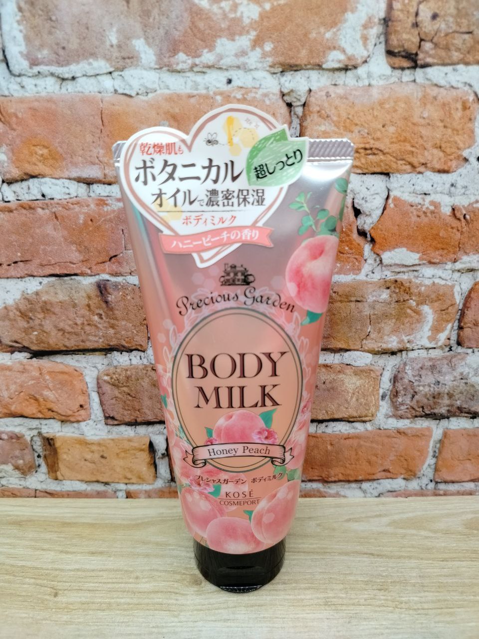 Kose Cosmeport Precius Garden Body Milk Honey Peach Увлажняющее и смягчающее молочко для тела длительного действия Медовый персик 200 гр