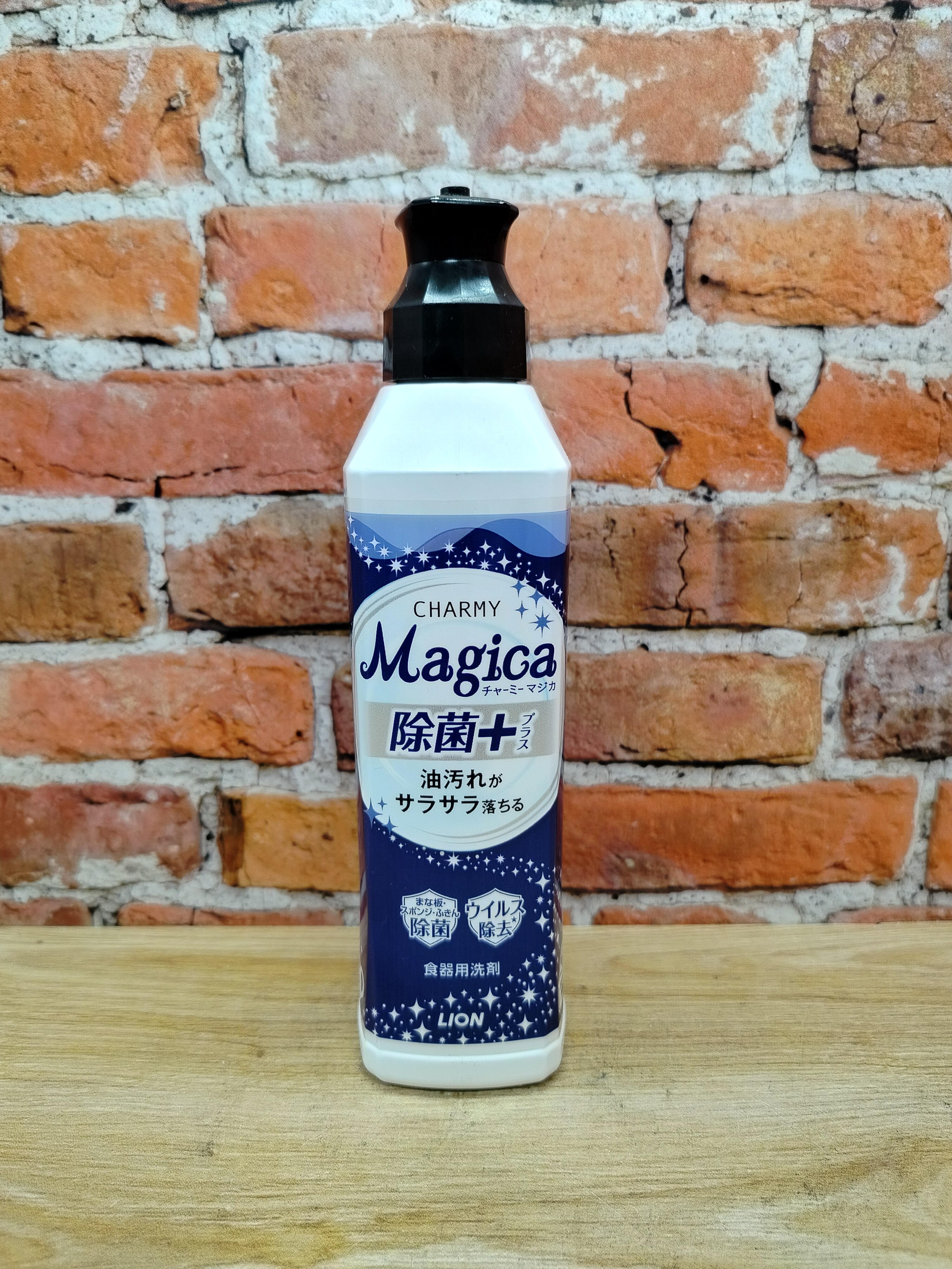 Lion Charmy Magica+ Средство для мытья посуды с ароматом зеленых цитрусовых 220 мл с дозатором