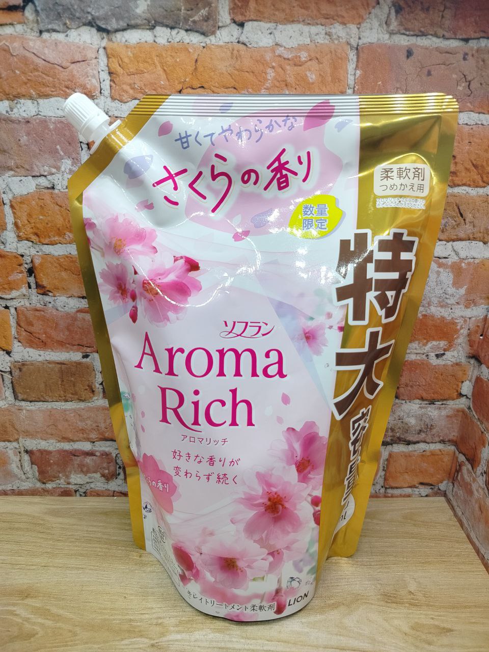 Lion Soflan Aroma Rich Sakura 305 Кондиционер для белья с натуральными ароматическими маслами 950 мл в мягкой упаковке