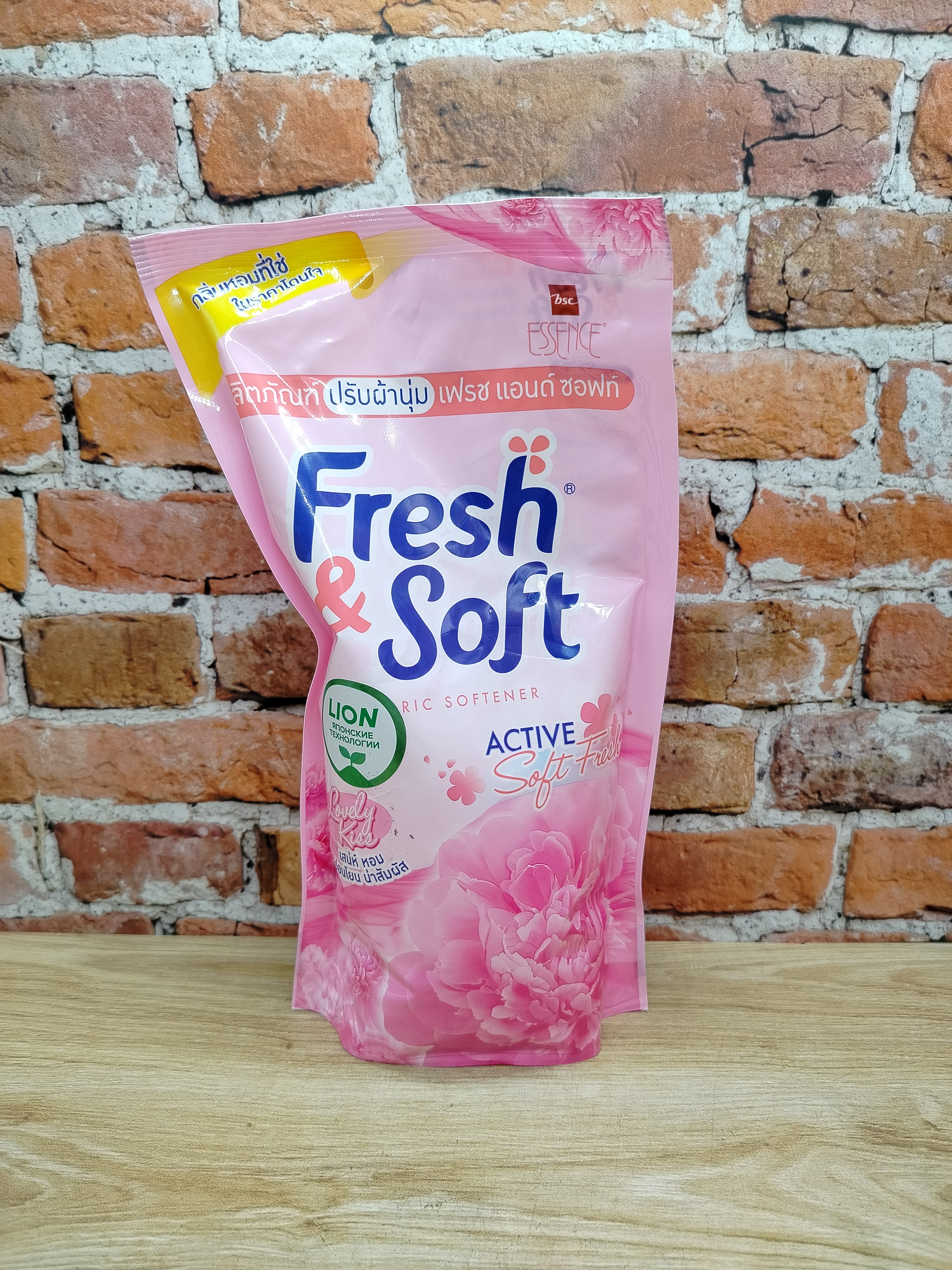 Lion Essence Fresh&Soft Lovely Kiss Кондиционер для белья Дивный поцелуй 500 мл в мягкой упаковке