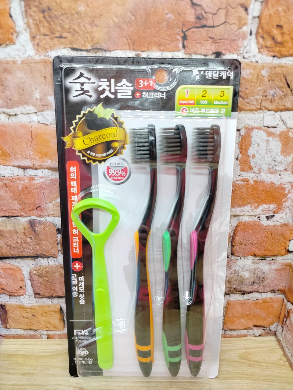 Dental Care Nano Charcoal Set Набор зубных щеток древесным углем cо сверхтонкой двойной мягкой щетиной 3 шт + скребок для языка