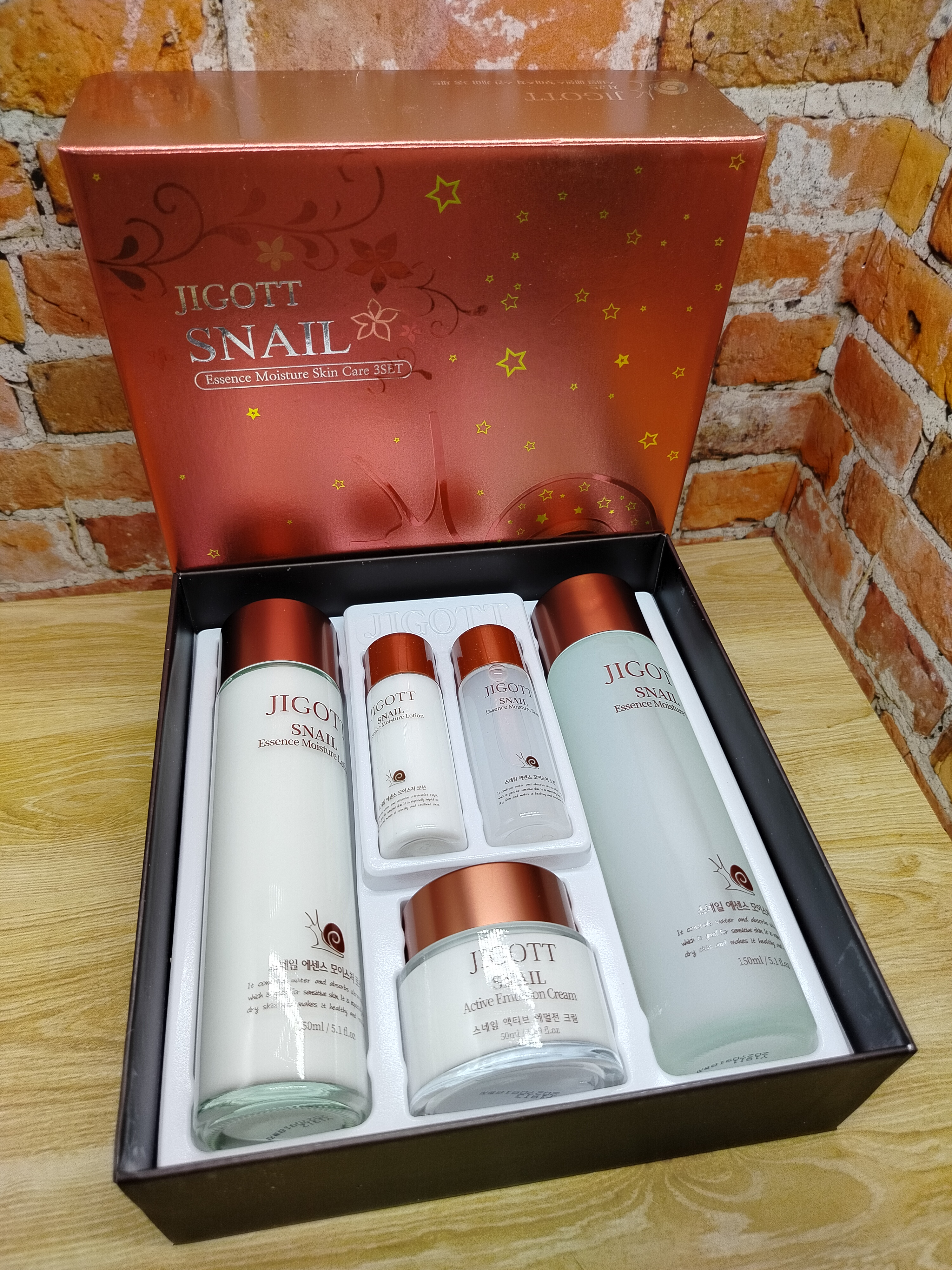 Jigott Набор Snail Moisture Skin Care 3SET Антивозрастная восстанавливающая крем-эмульсия 50 гр + Увлажняющий тонер-эссенция 150+30 мл + Лосьон для лица кремовый увлажняющий 150+30 мл
