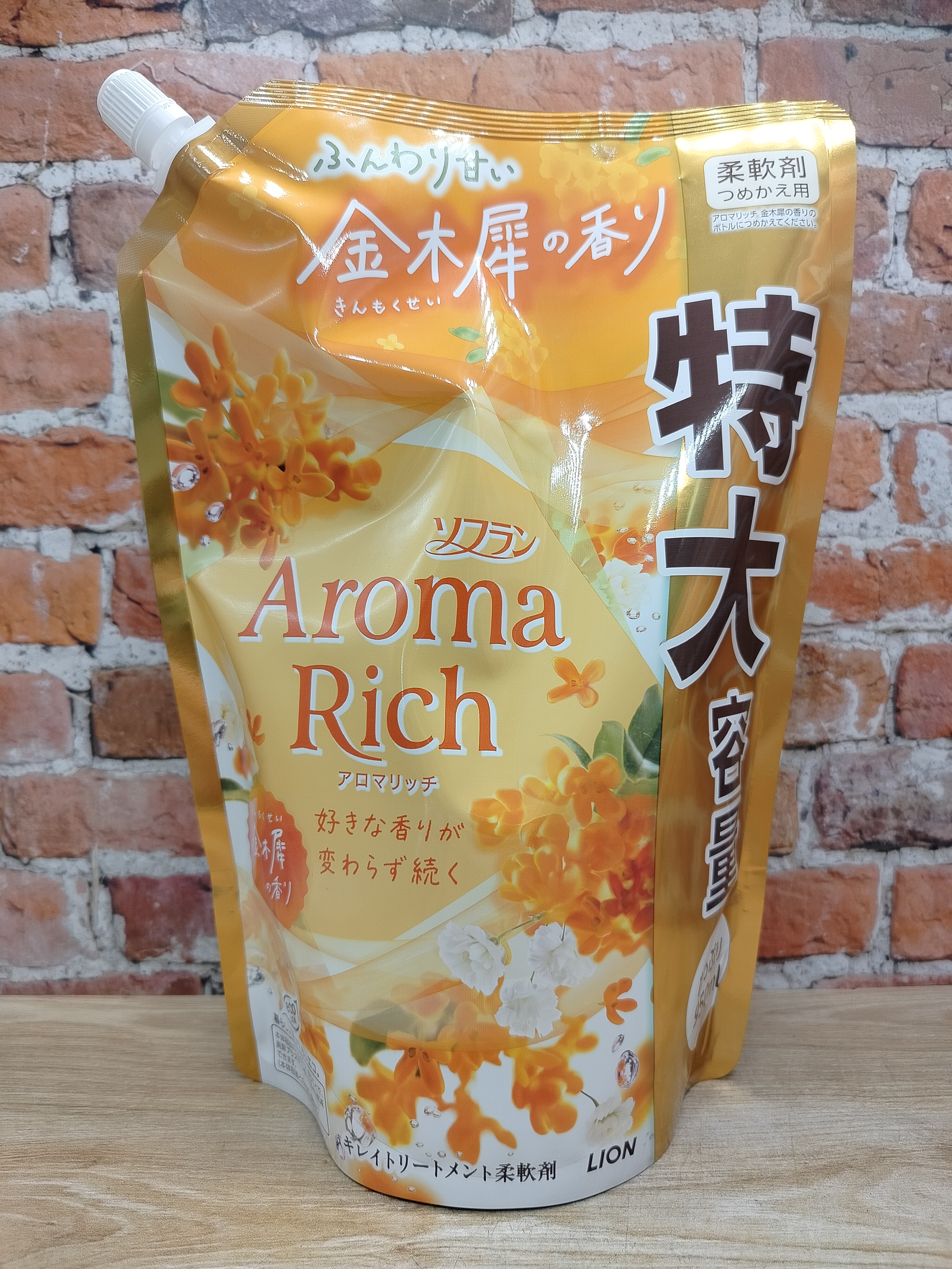 Lion Soflan Aroma Rich Osmanthus 314 Кондиционер для белья с натуральными ароматическими маслами 950 мл в мягкой упаковке