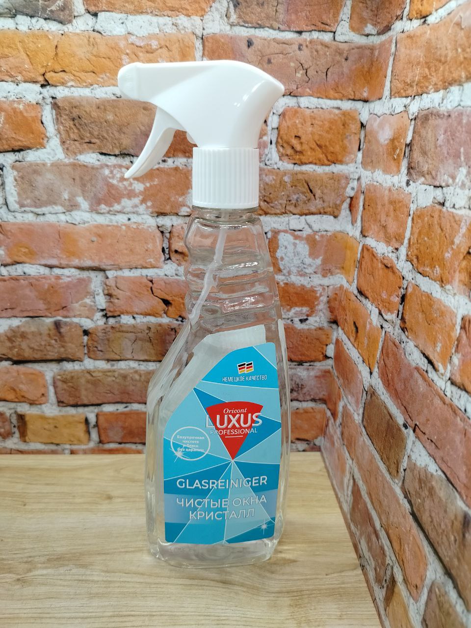Luxus Professional Чистящее средство для стекол и пластмасс Кристальный с антистатиком 500 мл с распылителем
