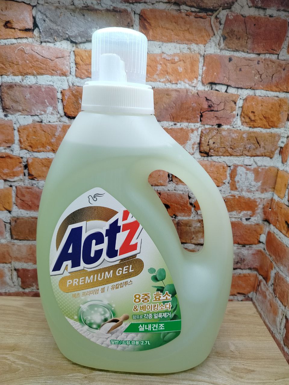 Pigeon Act'z Premium Gel Концентрированный гель для стирки для всех типов стиральных машин с ароматом эвкалипта 2,7 л с крышкой-щеточкой