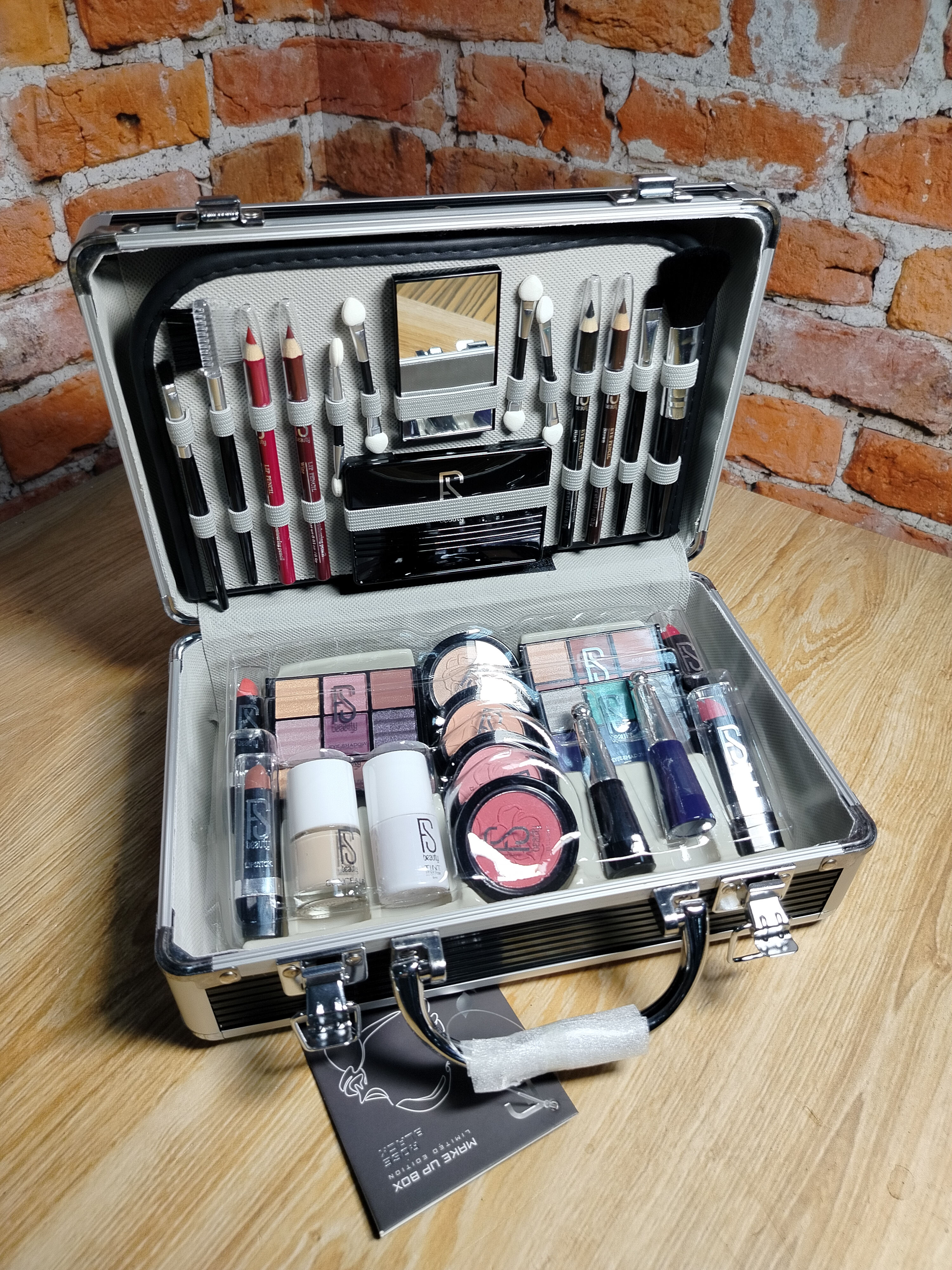 FS Beauty Rose Black Make Up Box 50 Подарочный набор декоративной косметики в чемодане