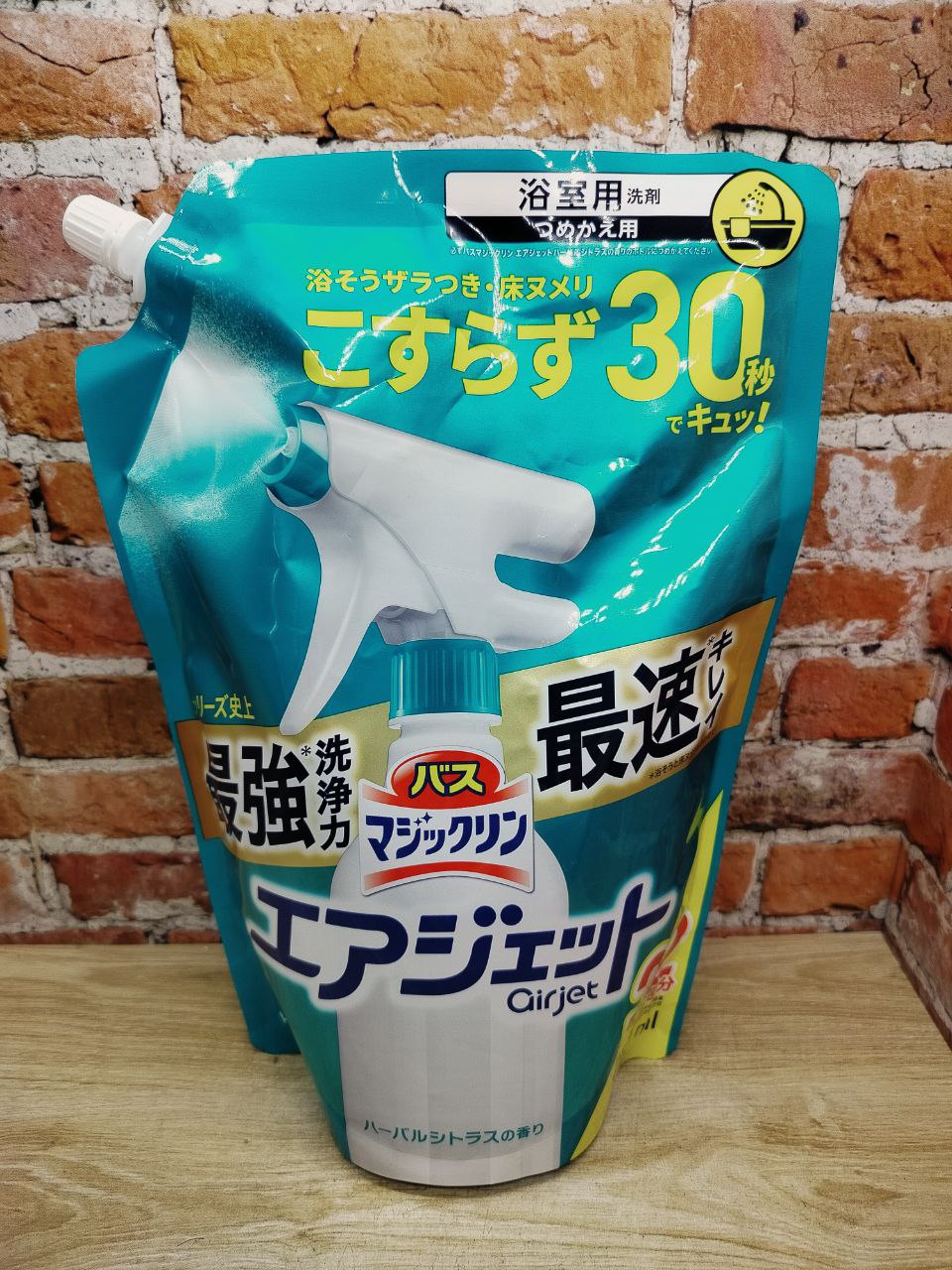 Kao Magiclean Bath Cleaner Airjet Спрей-пенка для ванной комнаты экспресс с ароматом трав и цитруса 1100 мл в мягкой упаковке