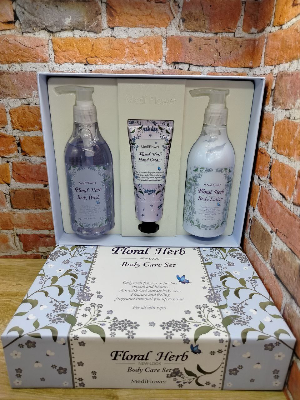 Medi Flower Floral Herb Набор подарочный средств для ухода за телом Гель для душа 300 мл + Крем для рук 80 гр + Лосьон для тела 300 мл