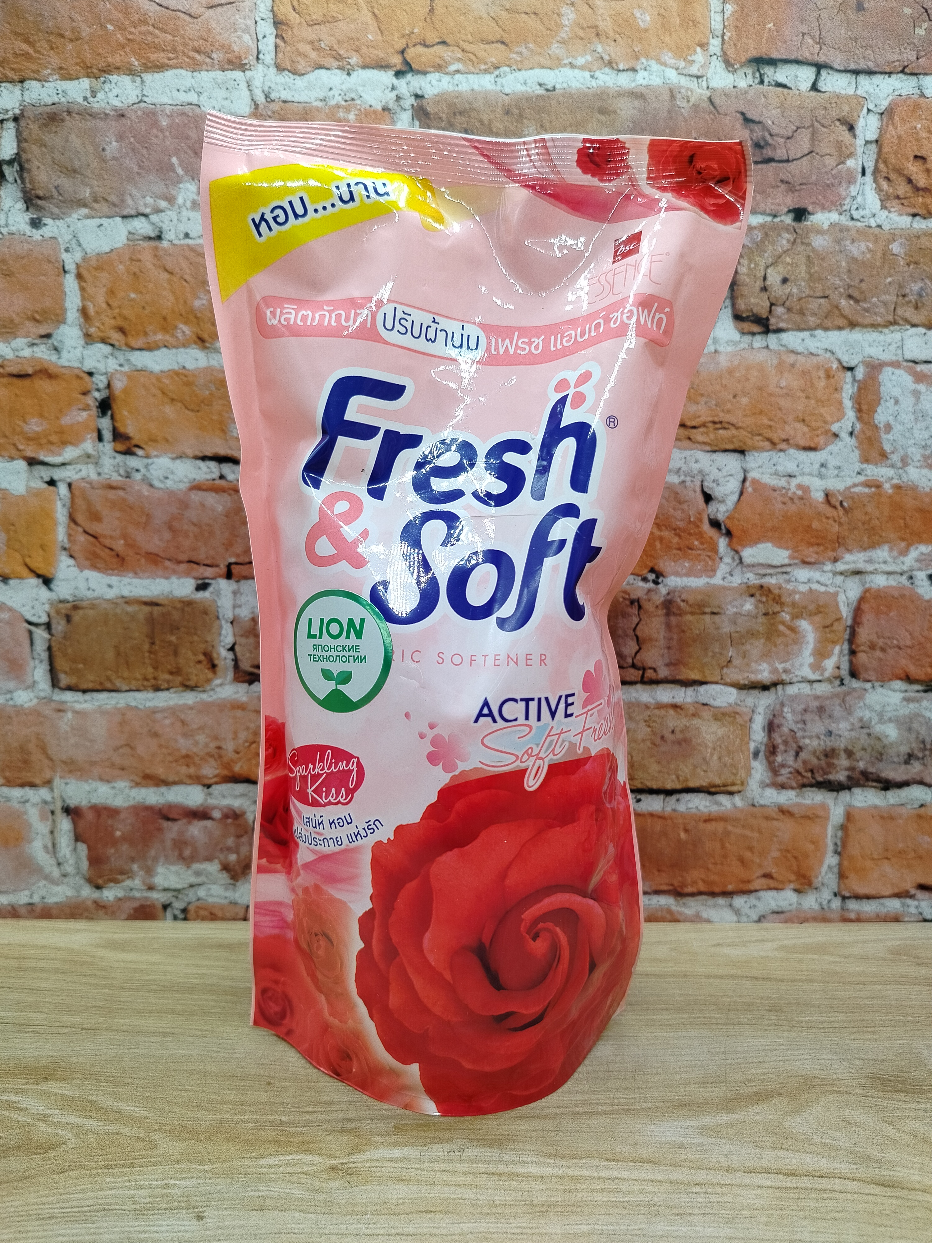Lion Essence Fresh&Soft Sparkling Kiss Кондиционер для белья Игристый поцелуй 500мл в мягкой упаковке