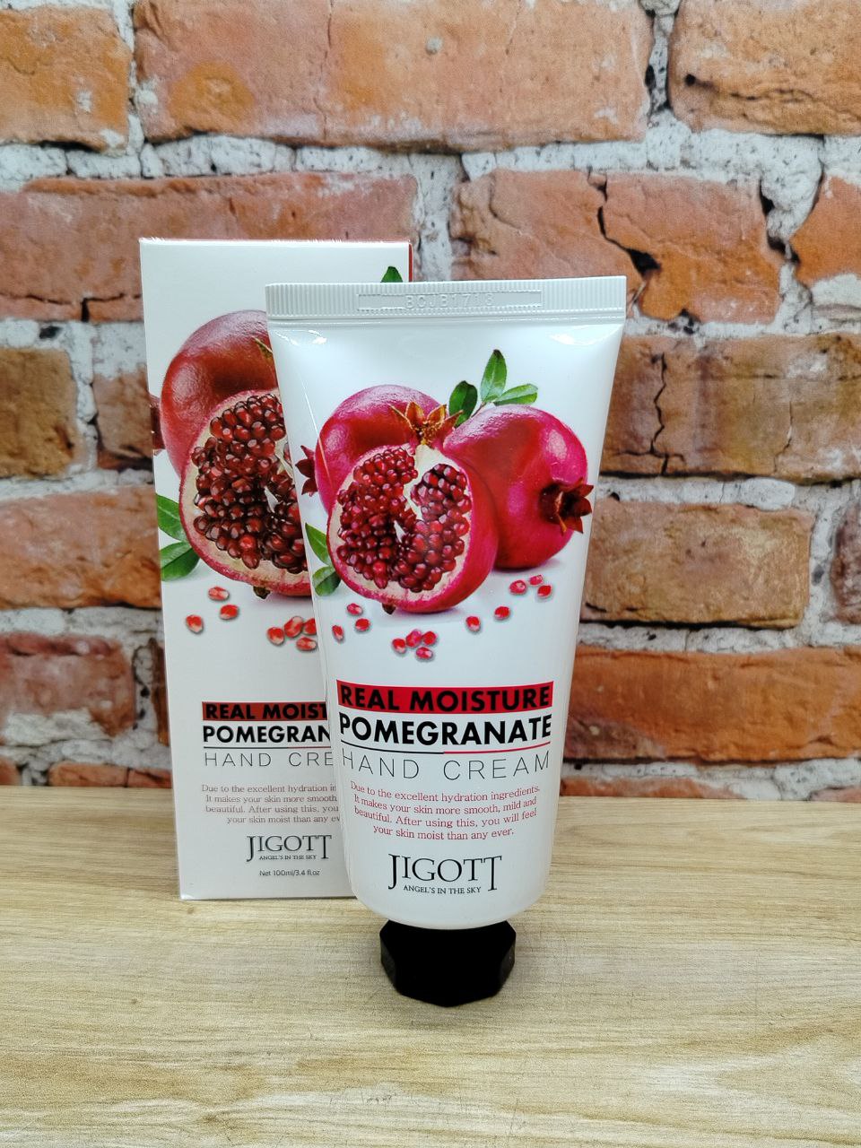 Jigott Real Moisture Pomegranate Крем для рук с экстрактом граната 100 мл