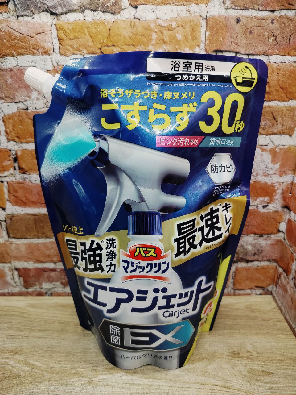 Kao Magiclean Bath Cleaner Airjet EX Спрей-пенка антибактериальная для ванной комнаты экспресс с ароматом трав 1000 мл в мягкой упаковке