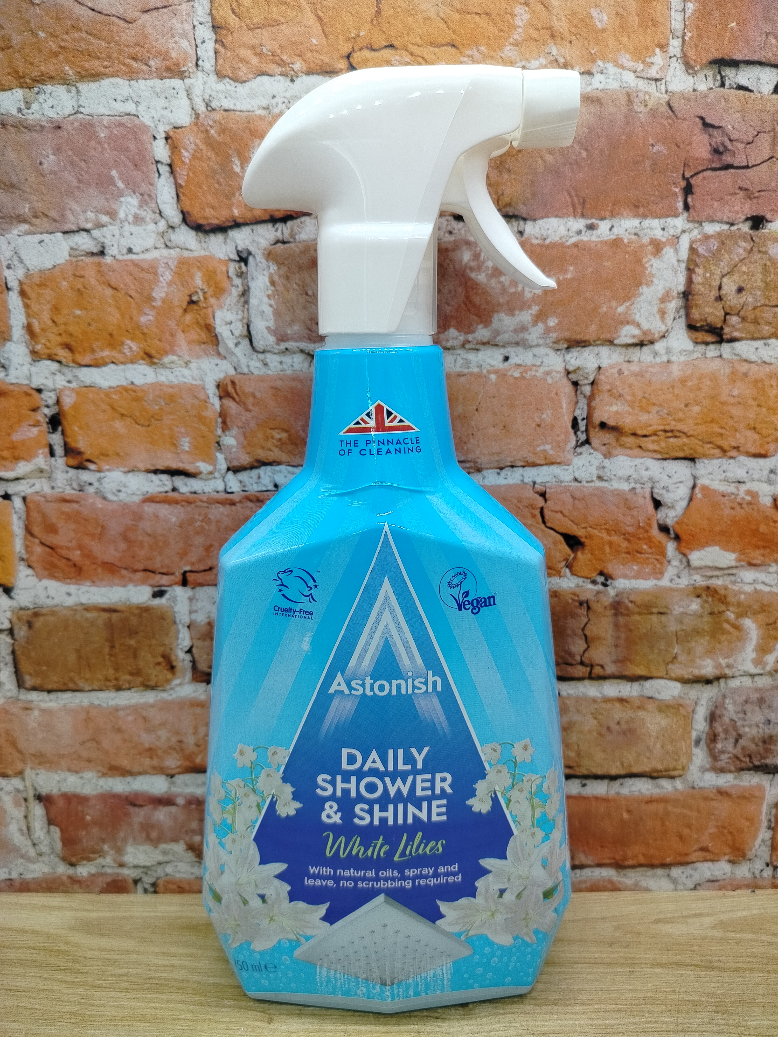 Astonish Daily Shower & Shine White Lilies Спрей универсальный для душевых кабин и ванн не требующий смывания Белые лилии 750 мл