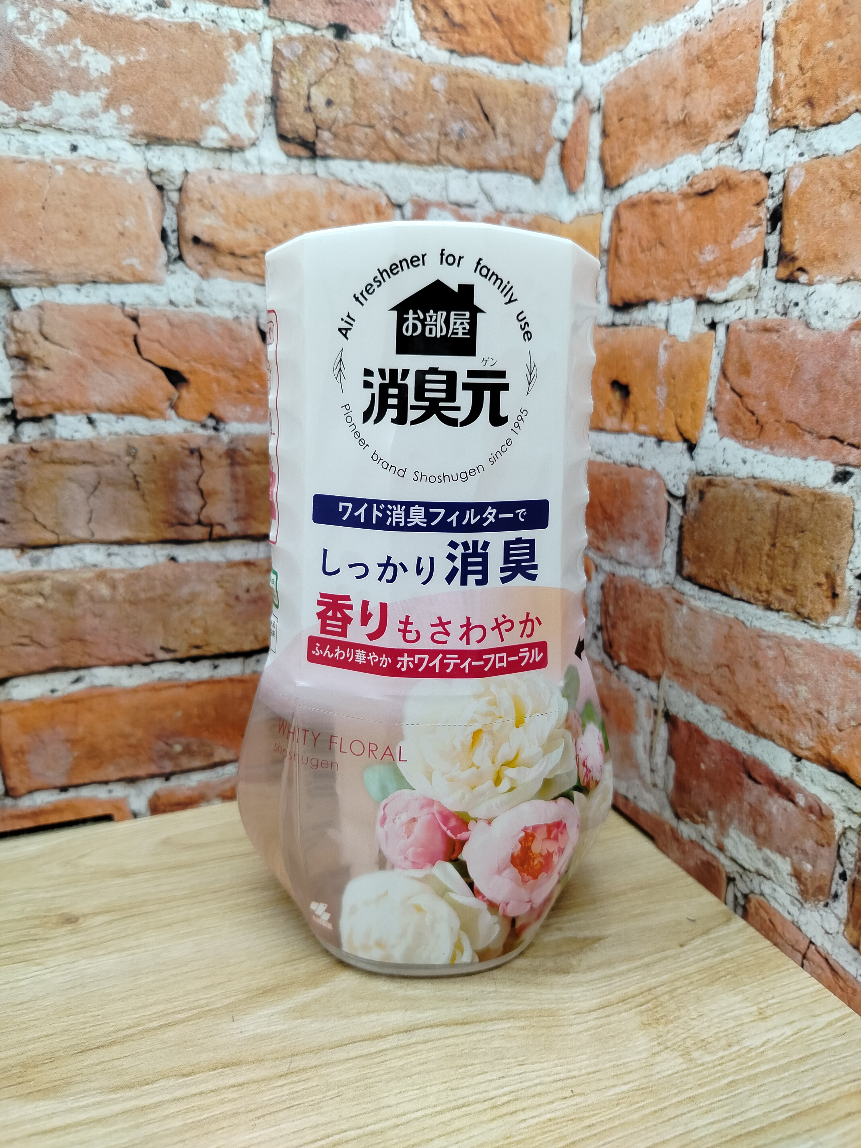 Kobayashi Oheyano Shoshugen Жидкий дезодорант для комнаты с ароматом белых цветов 400 мл