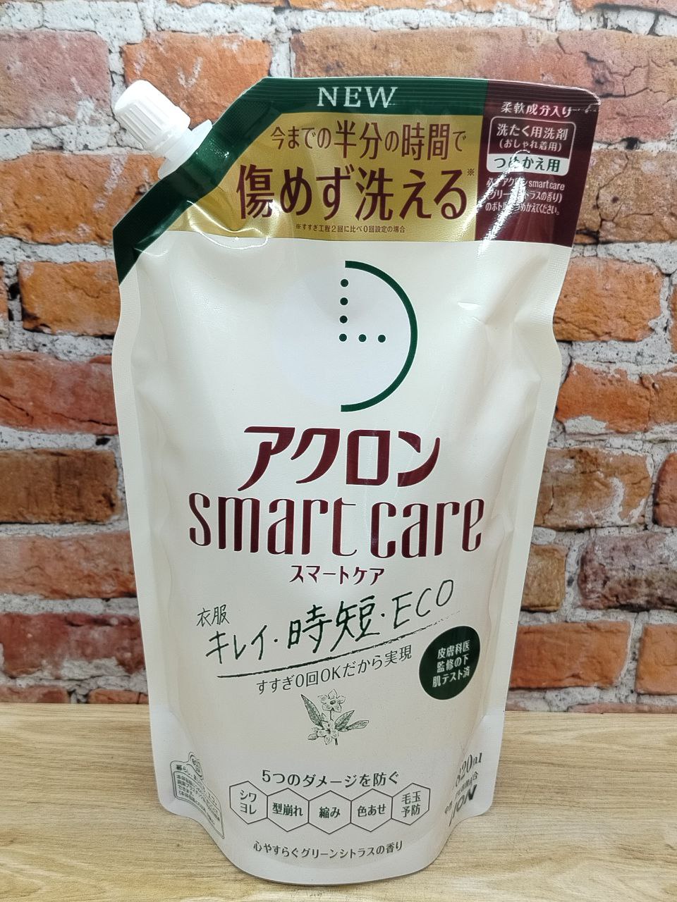 Lion Acron Smart Care Eco Green Citrus Экологичное жидкое средство для стирки деликатных тканей смягчающий с ароматом зеленых цитрусов 820 мл в мягкой упаковке