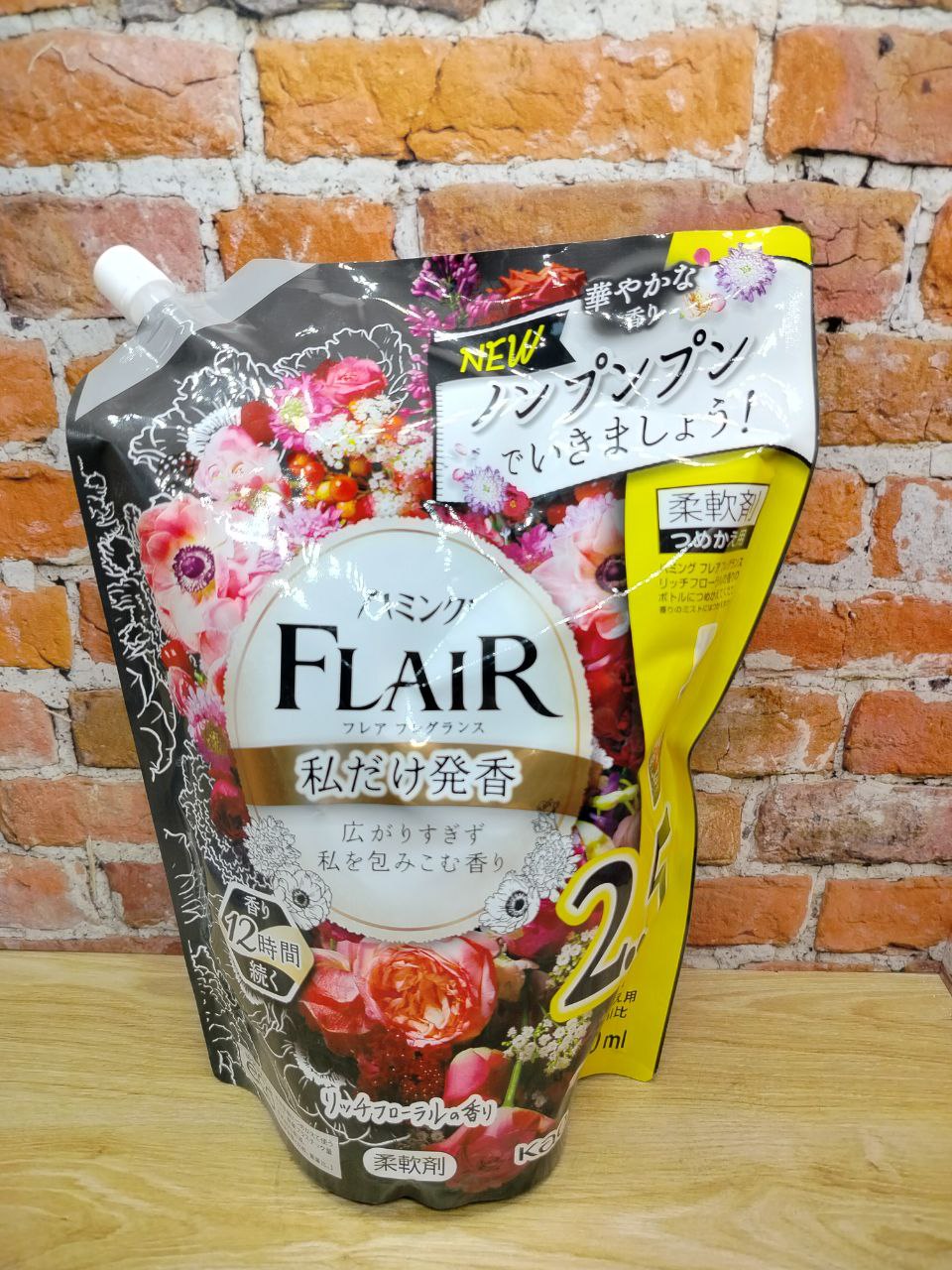 Kao Flair Fragrance Rich Floral Кондиционер для белья с антибактериальным эффектом с ароматом Изящный букет 940 мл в мягкой упаковке
