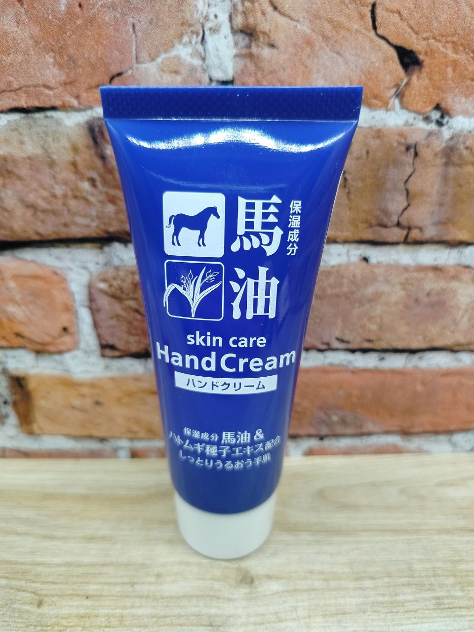 Kumano Cosmetics Horse Oil & Hatomugi Hand Cream Крем для рук питательный с лошидиным жиром и экстрактом бусенника 60 гр