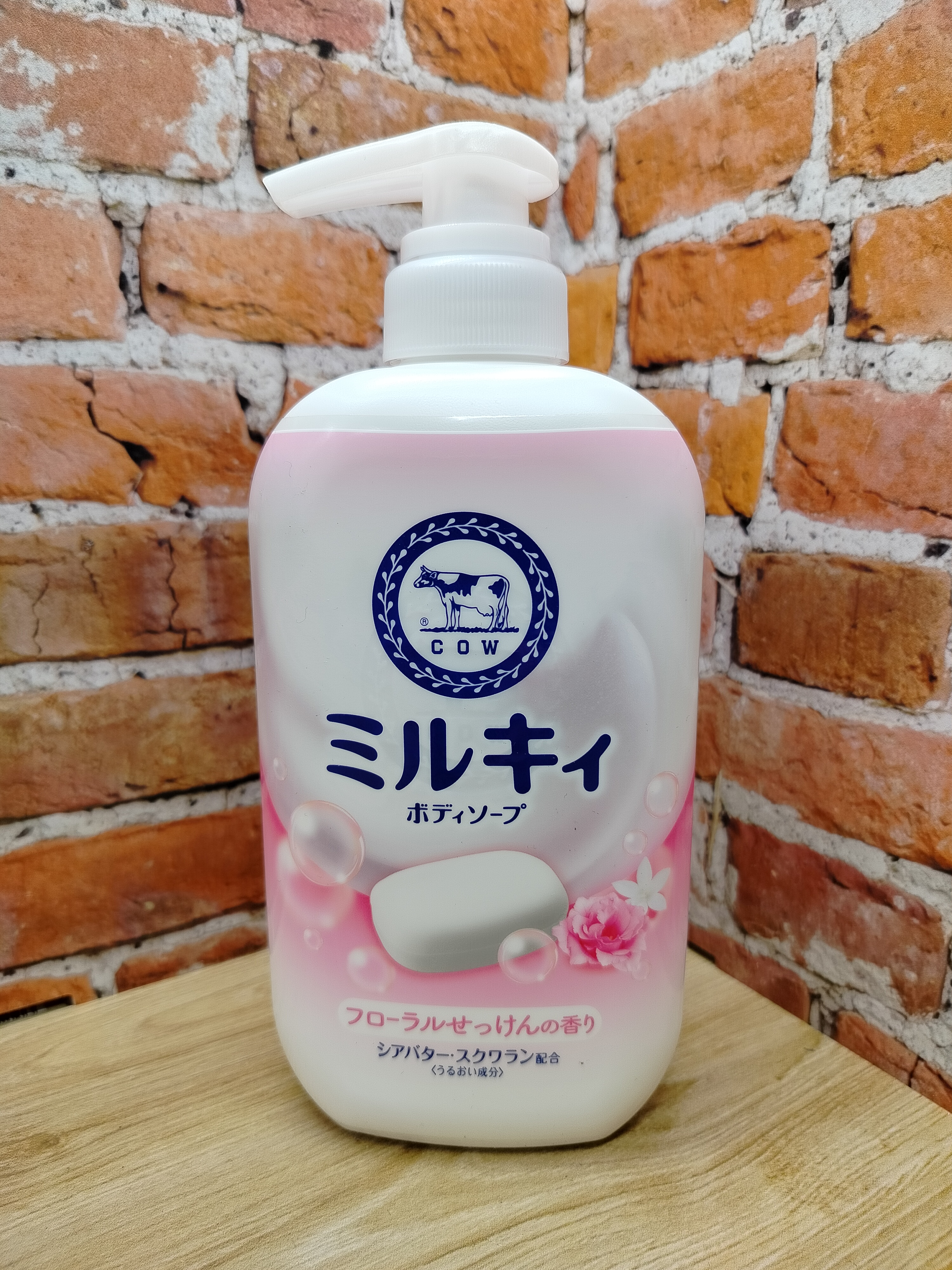 Cow Brand Milky body soap Жидкое мыло для тела молочное с маслом ши и скваланом Цветы 500 мл