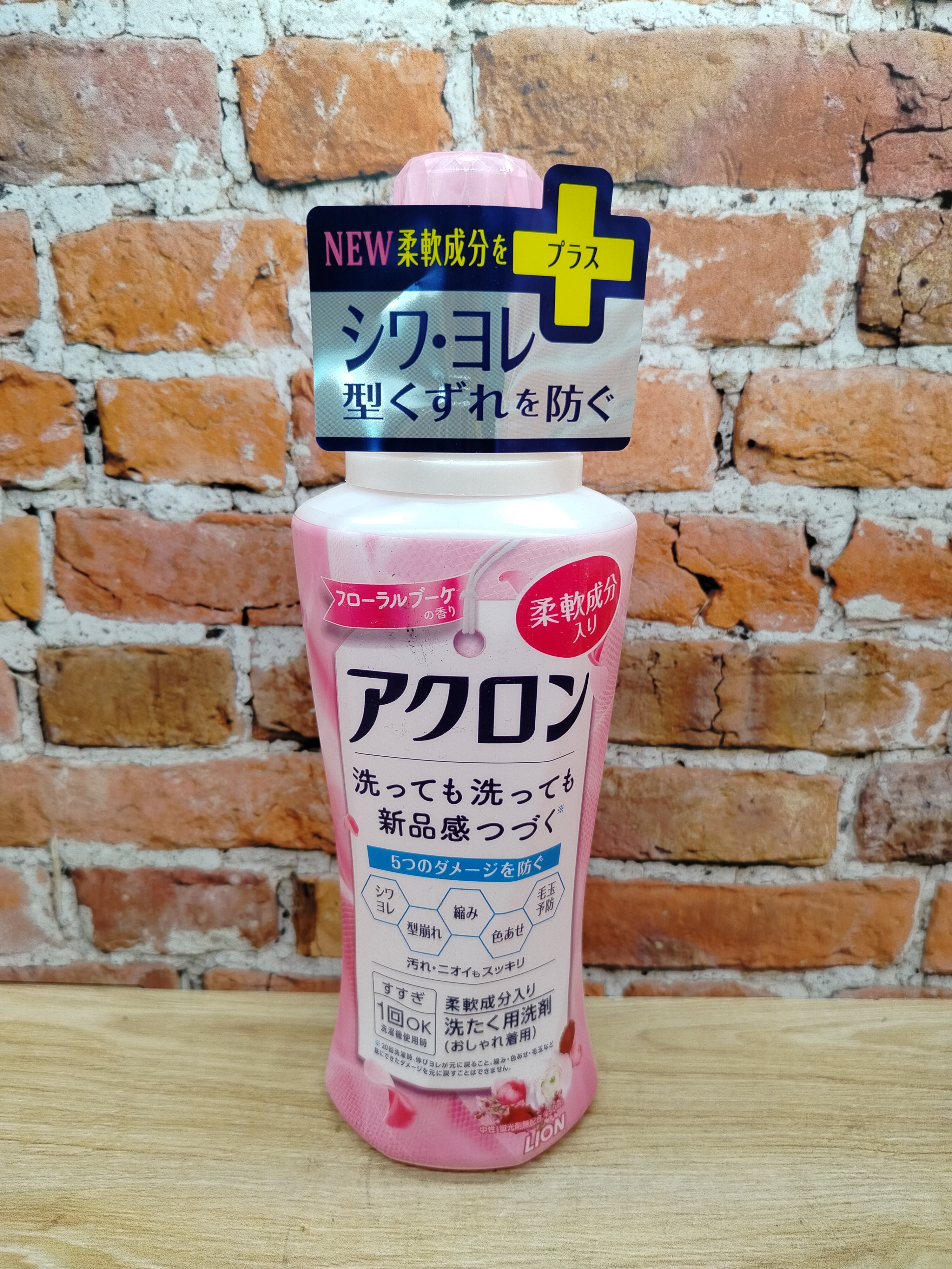 Lion Acron Жидкое средство для стирки деликатных тканей с цветочным ароматом 450 мл