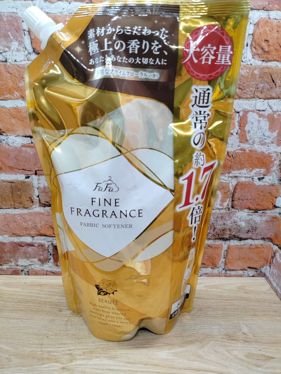 Nissan FaFa Fine Fragrance Beaute Кондиционер для белья с антистатическим эффектом и ароматом цветов, мускуса и сандалового дерева 840 мл в мягкой упаковке