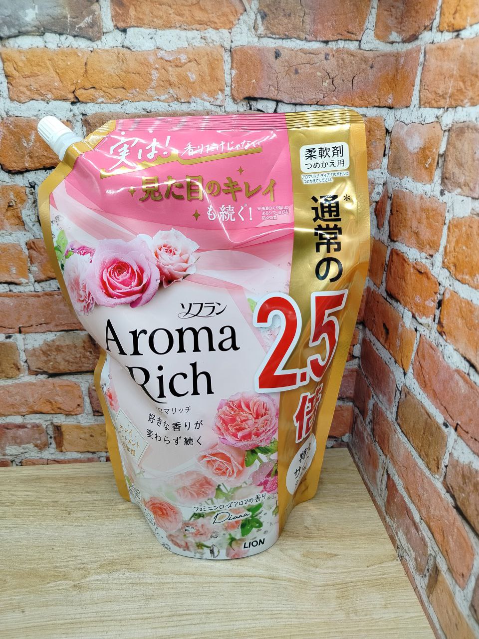 Lion Soflan Aroma Rich Diana 703 Кондиционер для белья с натуральными ароматическими маслами 950 мл в мягкой упаковке