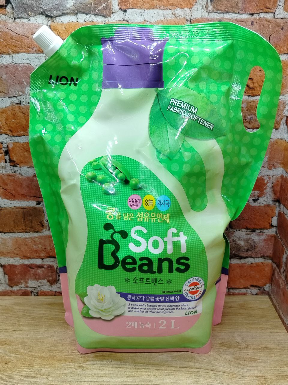 Lion Soft Beans Кондиционер для белья на основе экстракта зеленого гороха 2 л в мягкой упаковке