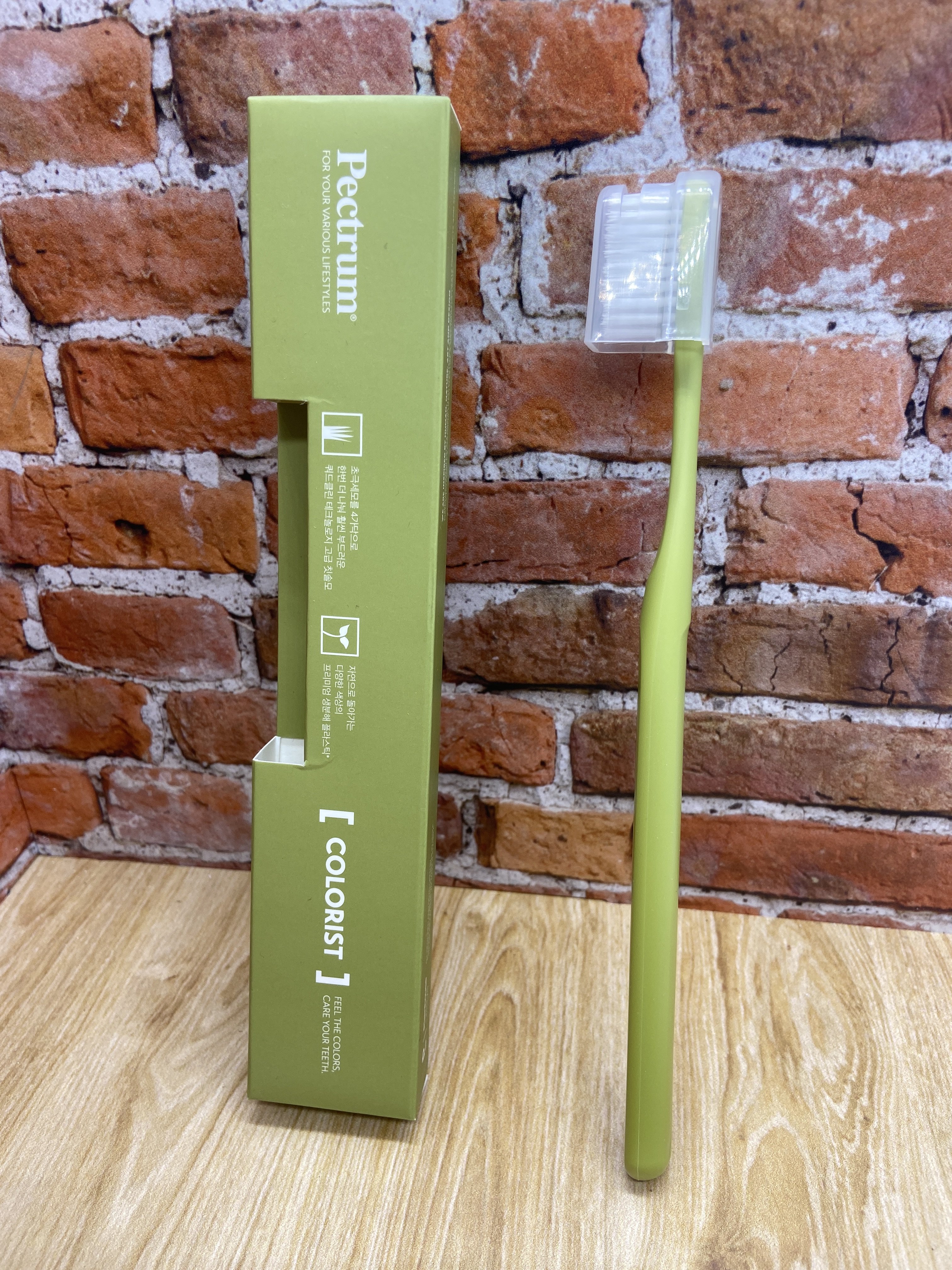 Pectrum Dental Care Nano Silver Colorist 36 Olive Green Зубная щетка c наночастицами серебра и сверхтонкой двойной щетиной средней и мягкой жесткости Оливковая