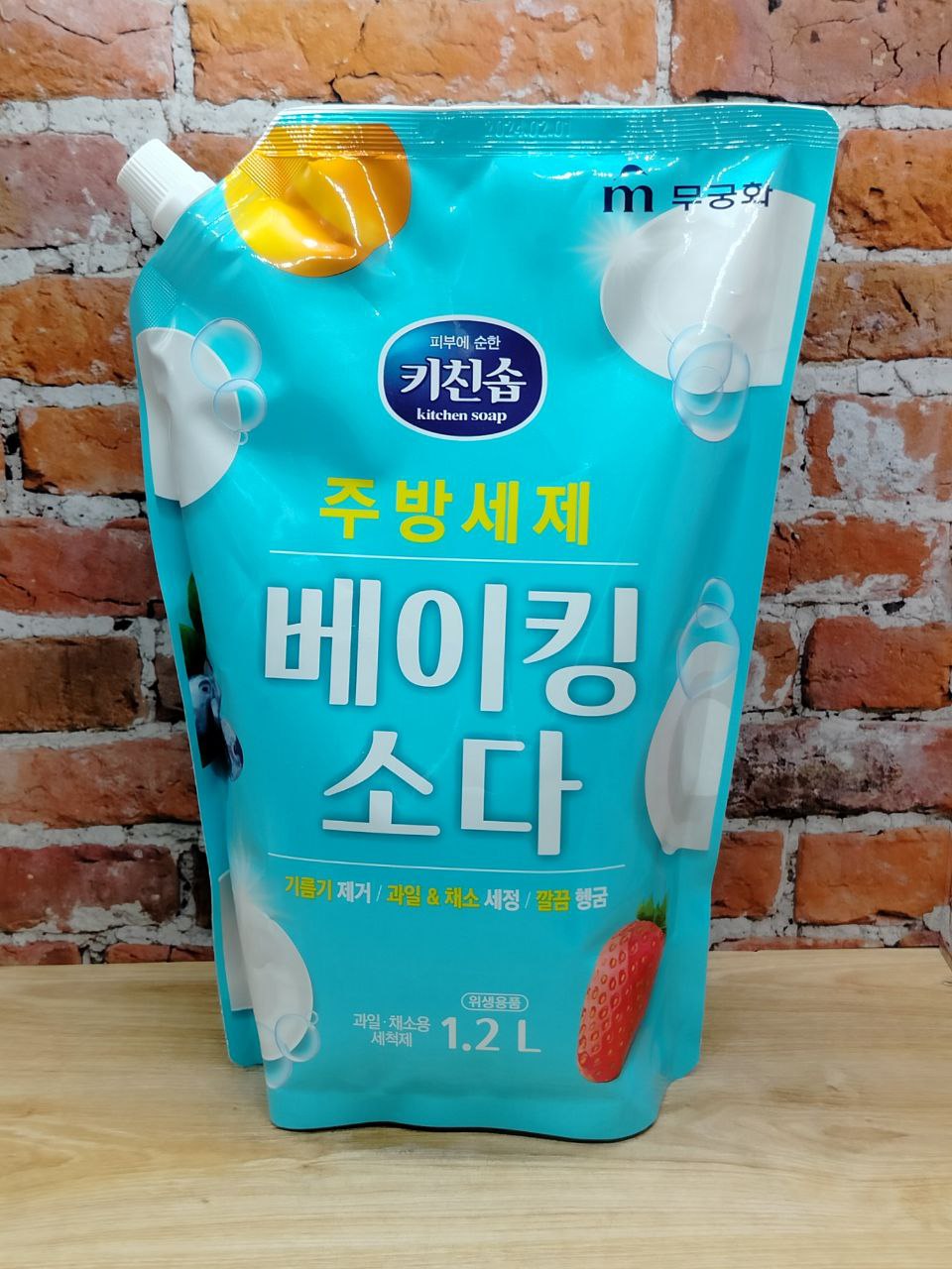 Mukunghwa Kitchen Soap Baking Soda Средство для мытья посуды, овощей, фруктов и кухонной утвари с пищевой содой 1,2 л в мягкой упаковке