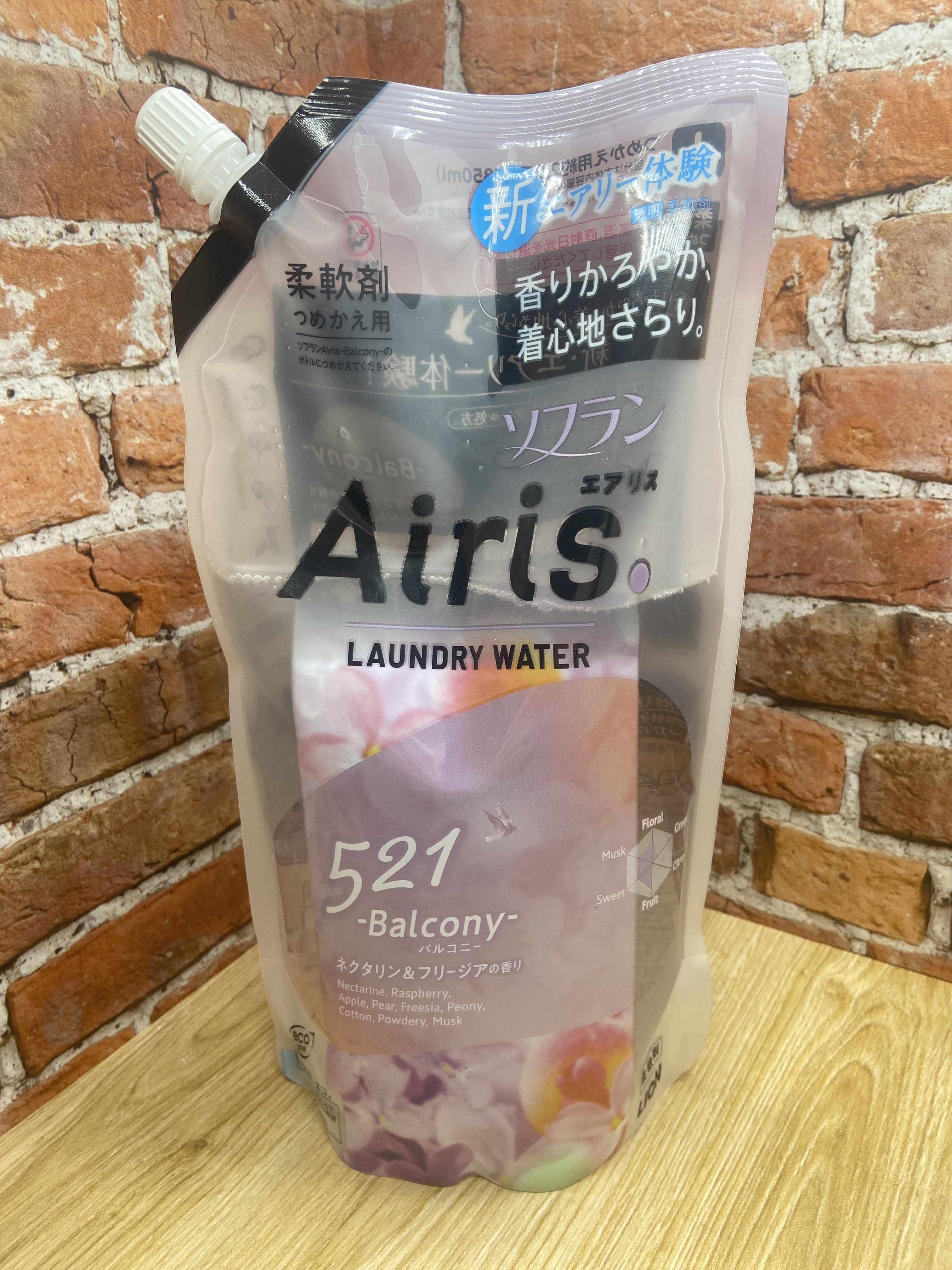 Lion Soflan Airis 521 Balcony Ополаскиватель для белья с ароматом нектарина, малины и яблока 850 мл в мягкой упаковке