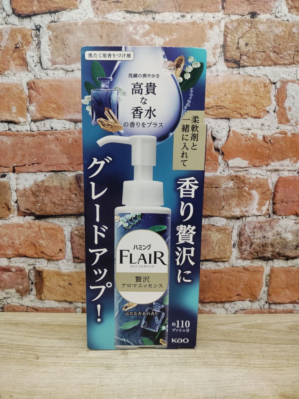 Kao Flair Кондиционер-эссенция суперконцентрат для белья Элегантный парфюм 90 мл с дозатором