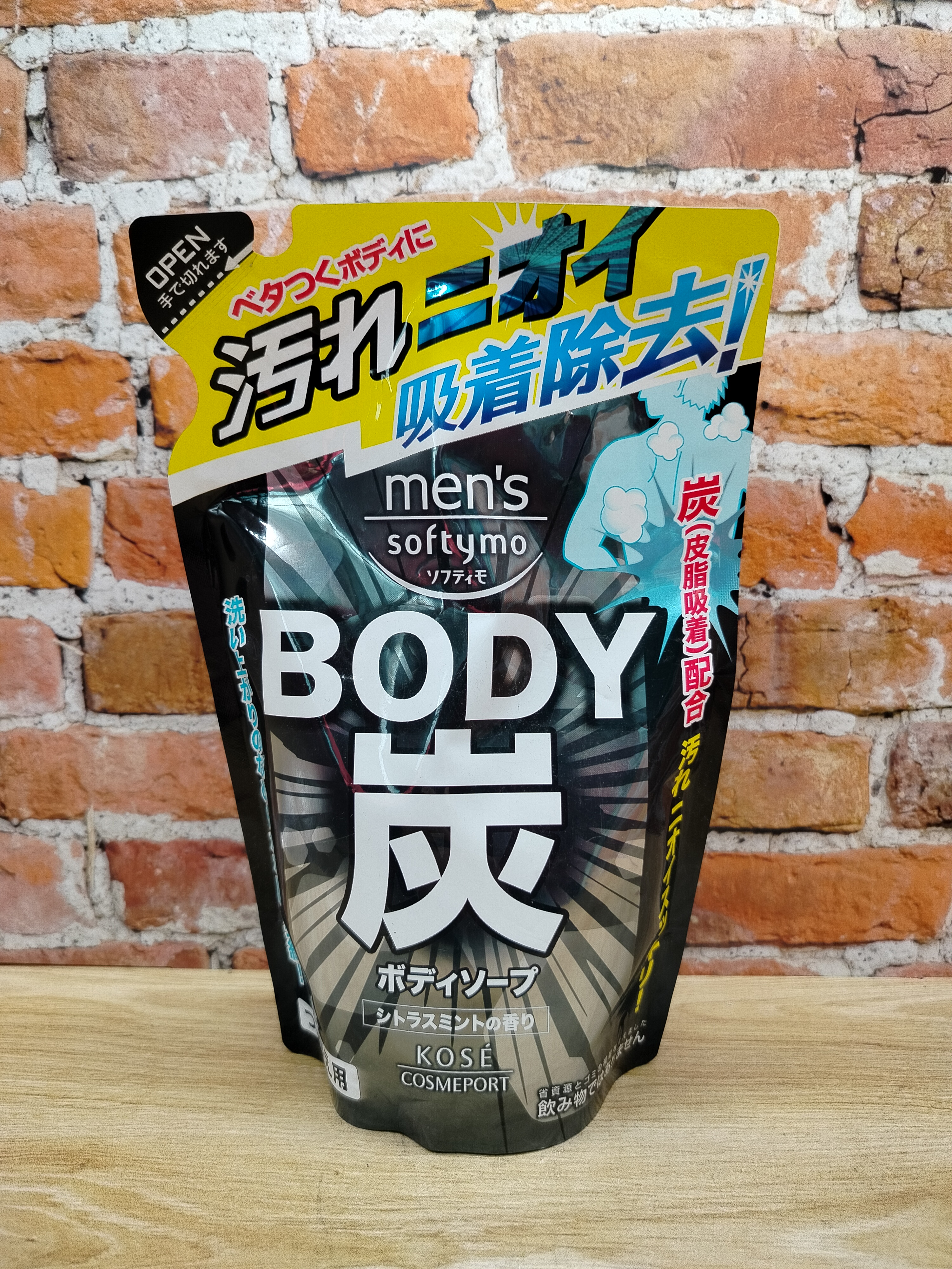 Kose Cosmeport Men's Softymo Мужской гель для душа с древесным углем Глубокое очищение и уход цитрусово-мятный аромат 400 мл запасной блок