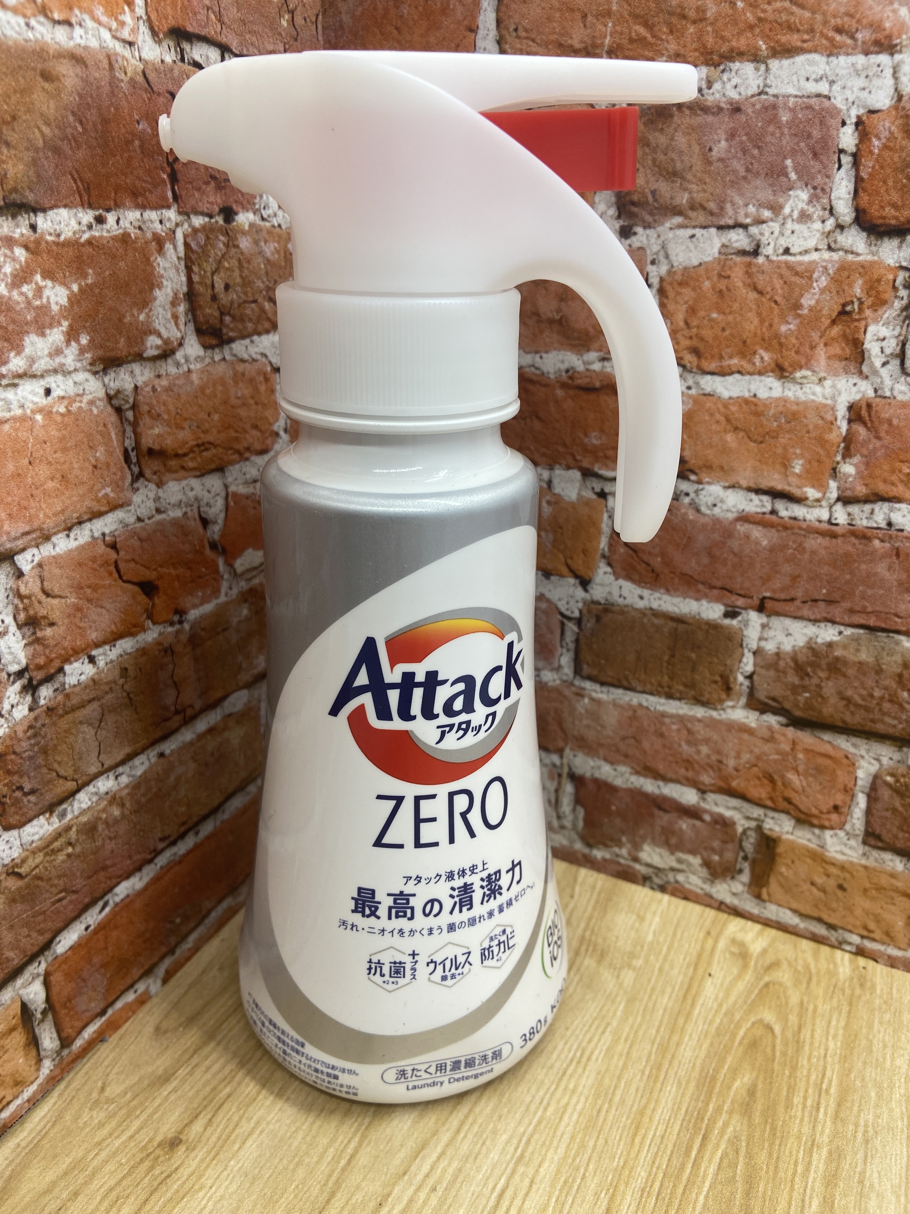 Kao Attack Zero One Суперконцентрированный гель для стирки Листва и Морской бриз 400 гр с дозатором