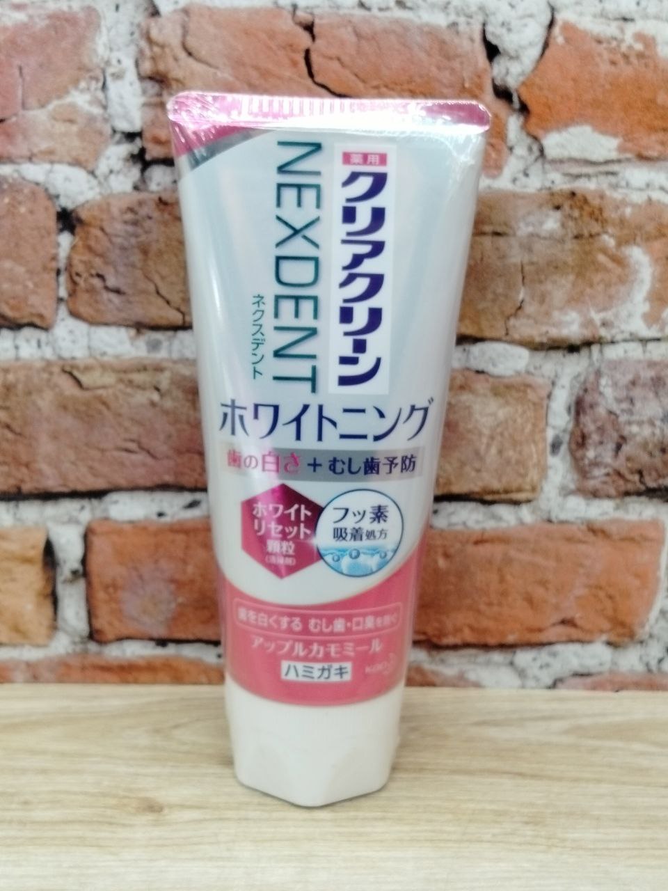 Kao Clear Clean Nexdent Whitening Apple Chamomile Лечебно-профилактическая зубная паста отбеливающая с микрогранулами Яблоко и ромашка 120 гр