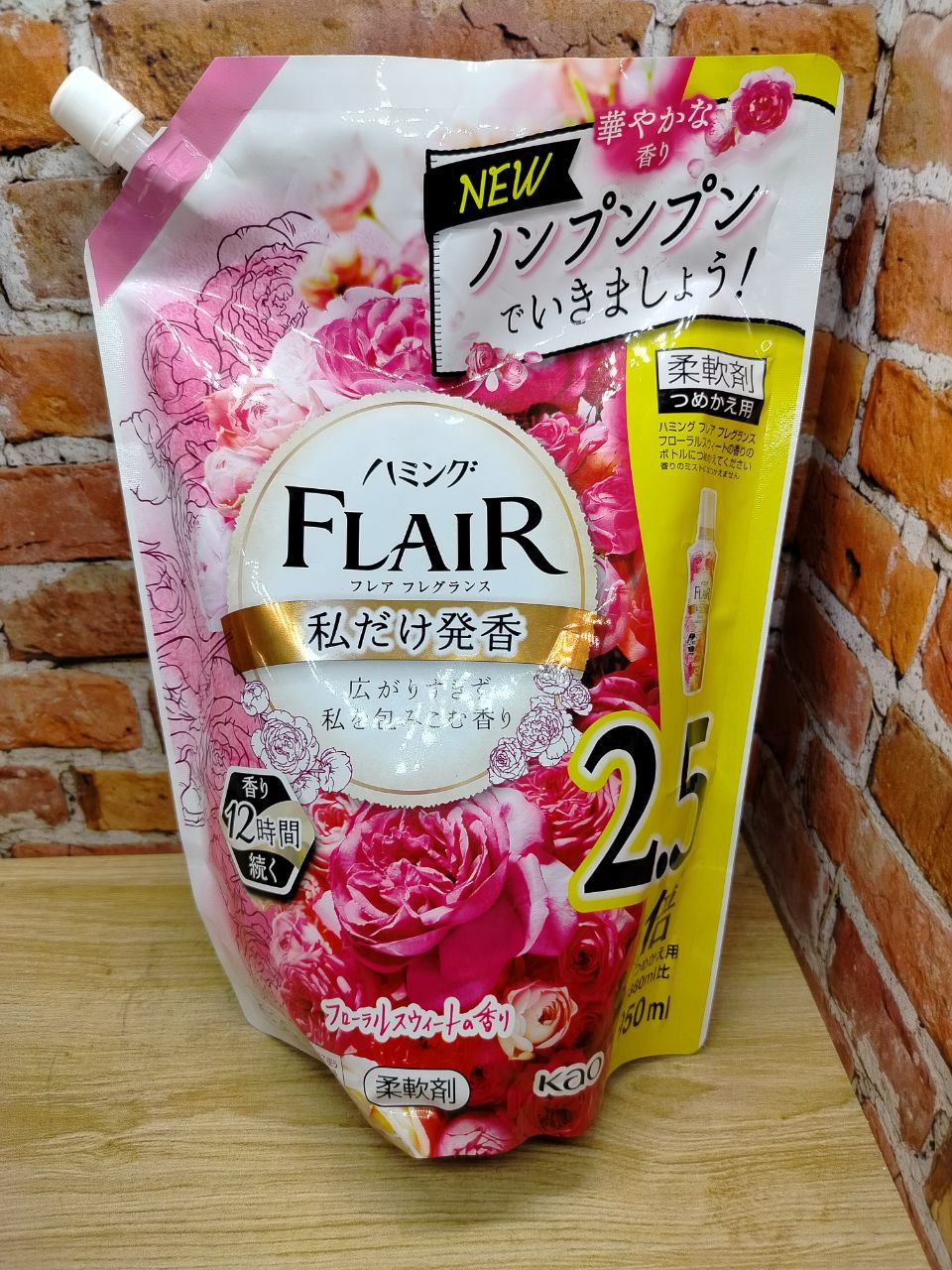 Kao Flair Fragrance Floral Sweet Кондиционер для белья с антибактериальным эффектом со сладким цветочным ароматом 950 мл в мягкой упаковке