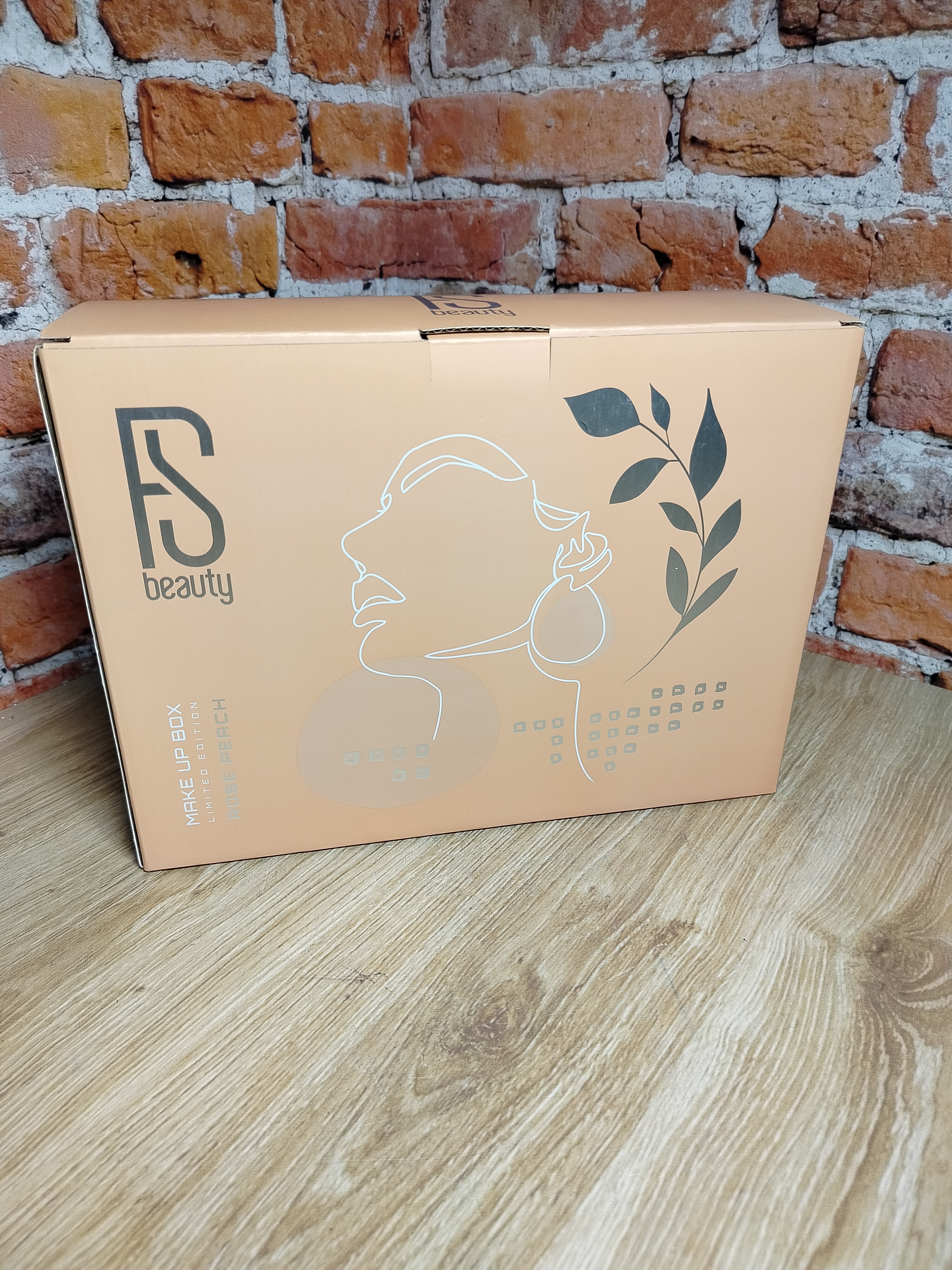 FS Beauty Rose Peach Make Up Box 50 Подарочный набор декоративной косметики в чемодане