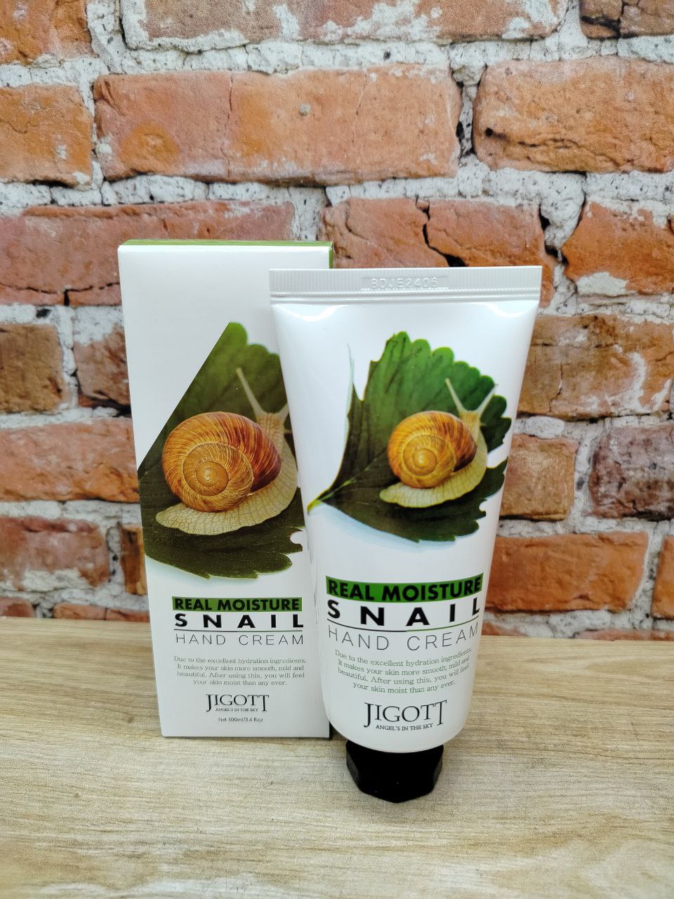 Jigott Real Moisture Snail Крем для рук с экстрактом слизи улитки 100 мл
