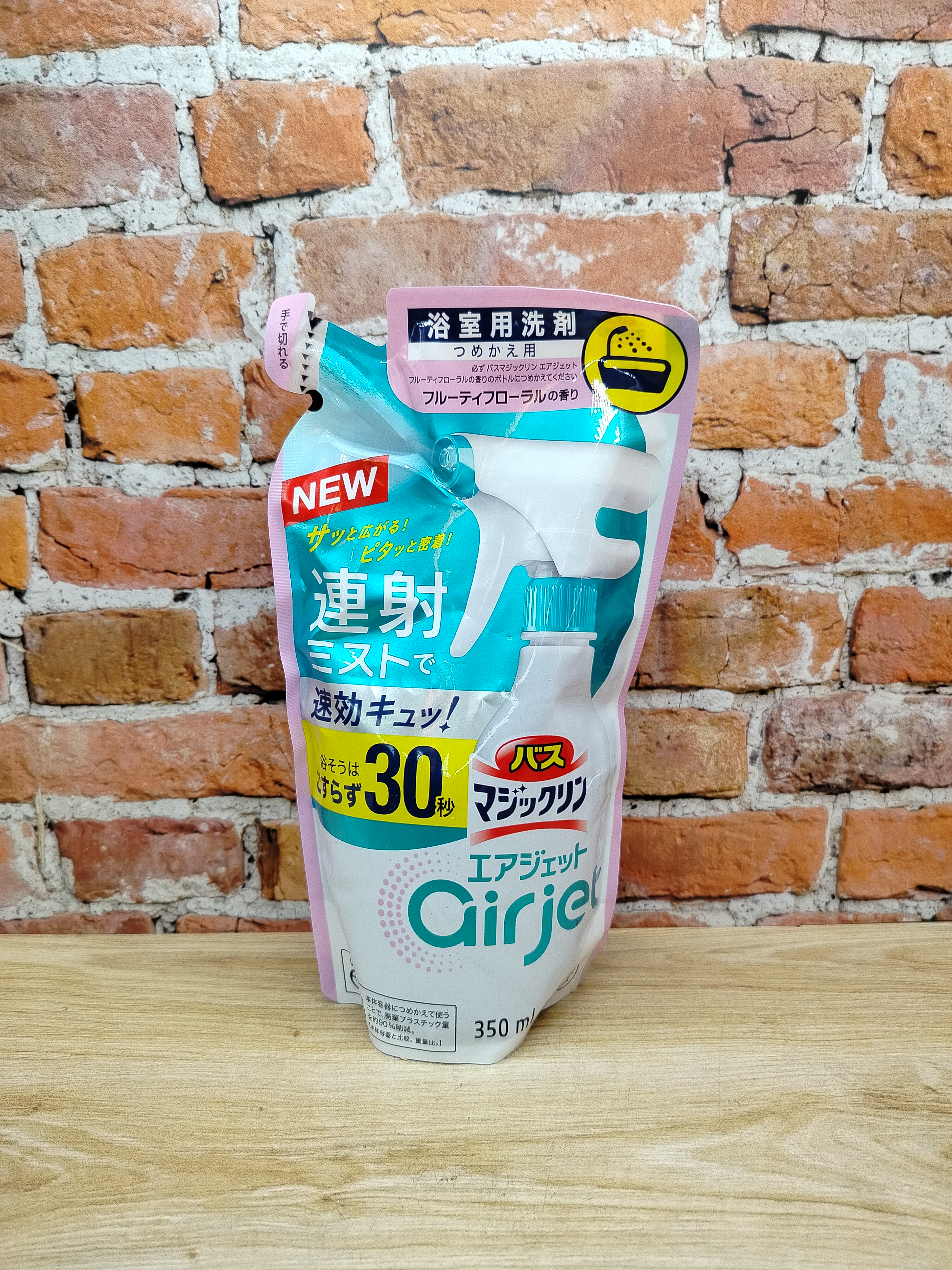 Kao Magiclean Bath Cleaner Airjet Спрей-пенка для ванной комнаты экспресс с ароматом цветов и фруктов 350 мл запасной блок