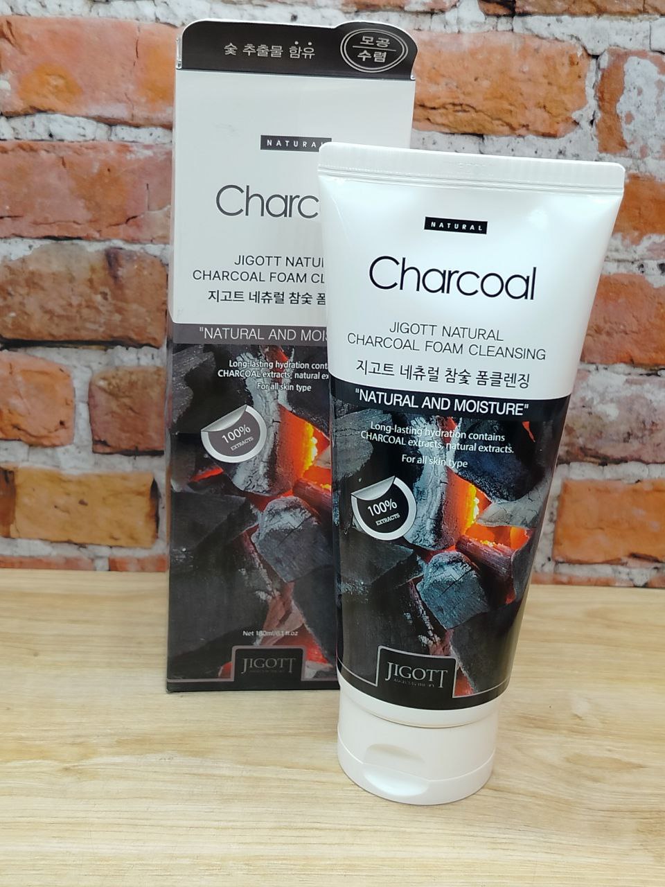 Jigott Natural Foam Cleansing Charcoal Очищающая пенка с углем 180 мл